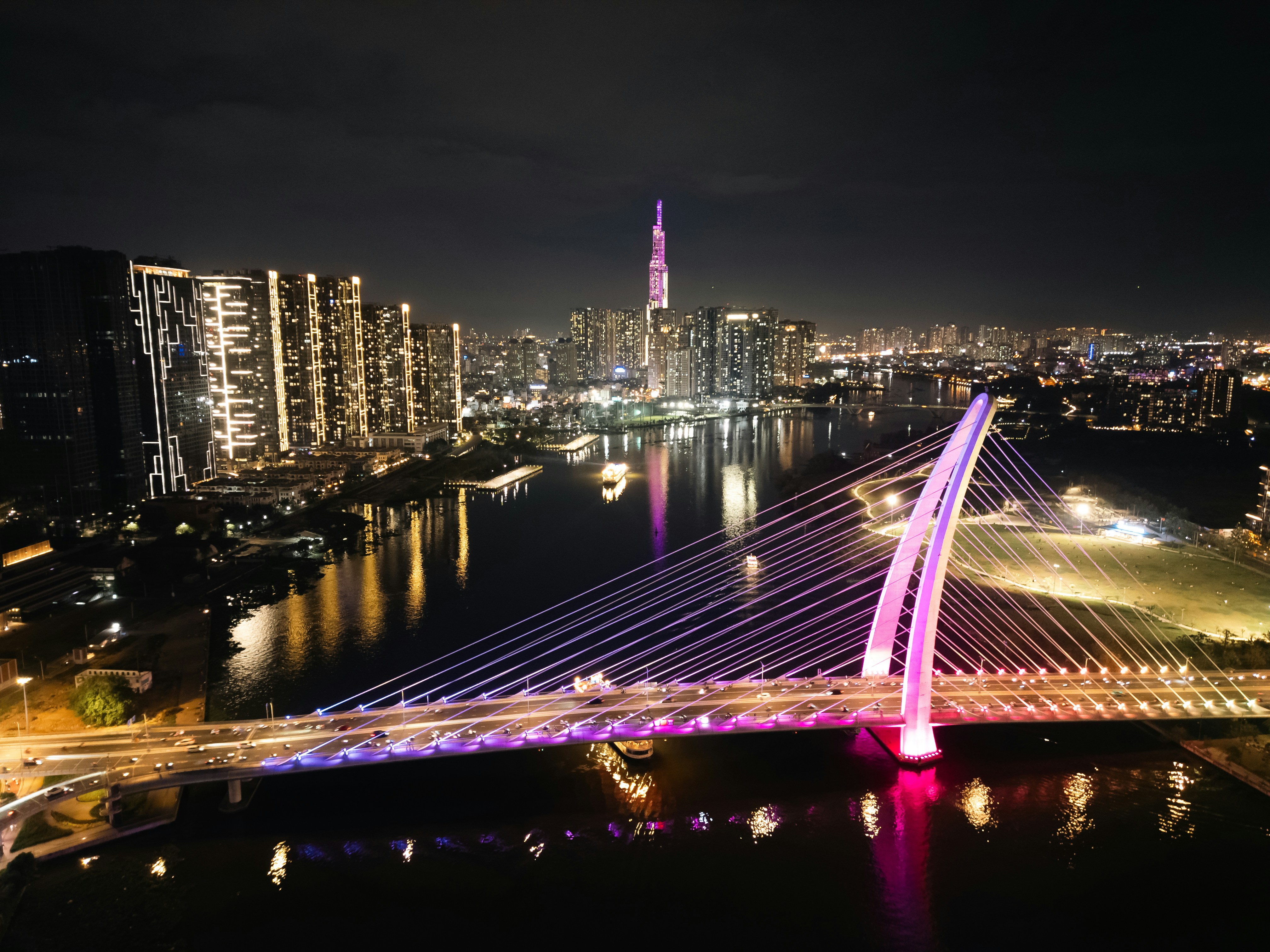 Nächtliches Stadtbild mit einer beleuchteten Brücke.