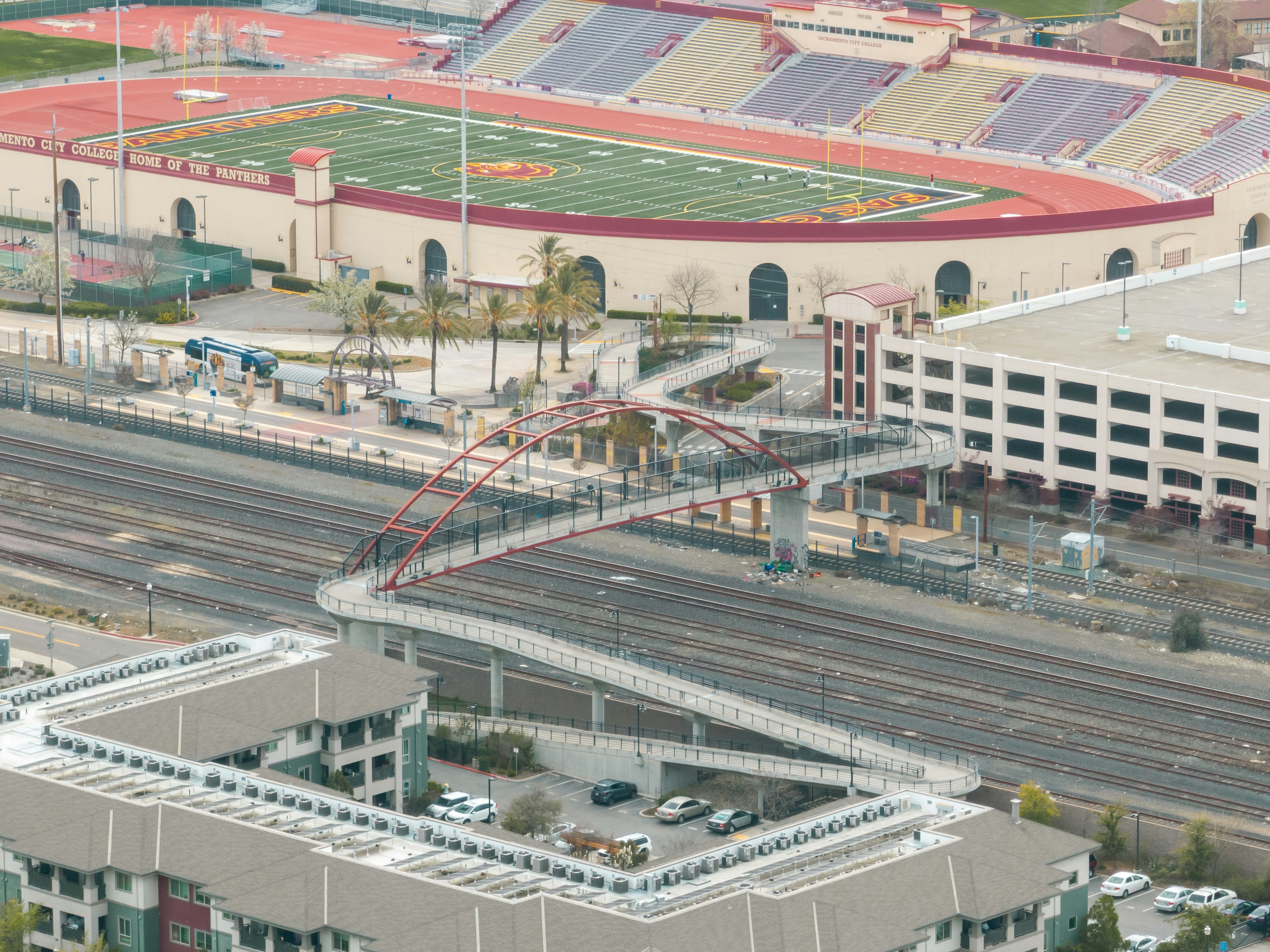 Ein erhöhter Gang führt zu einem Stadion.