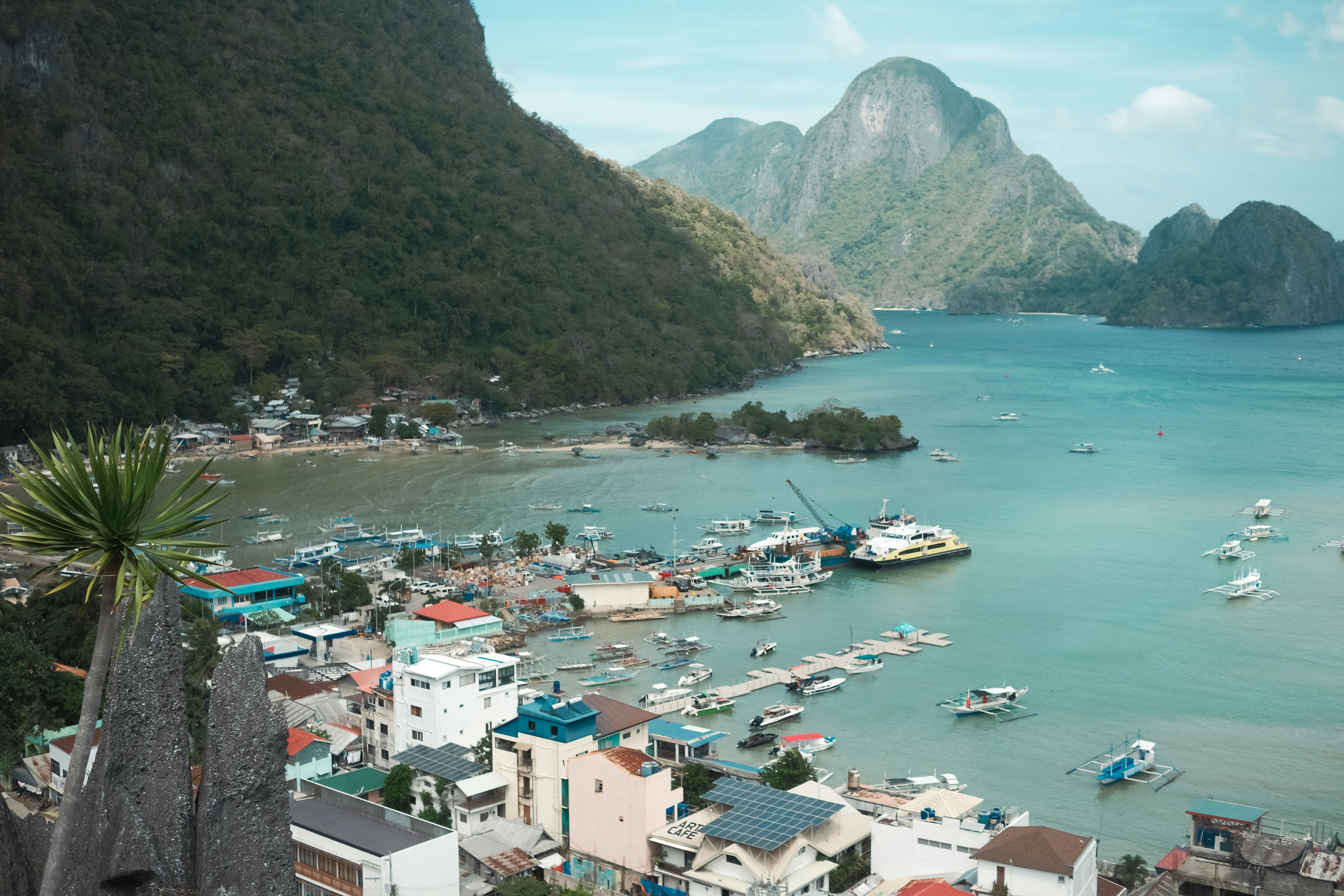 Schöne Bucht mit Bergen und einer Stadt.