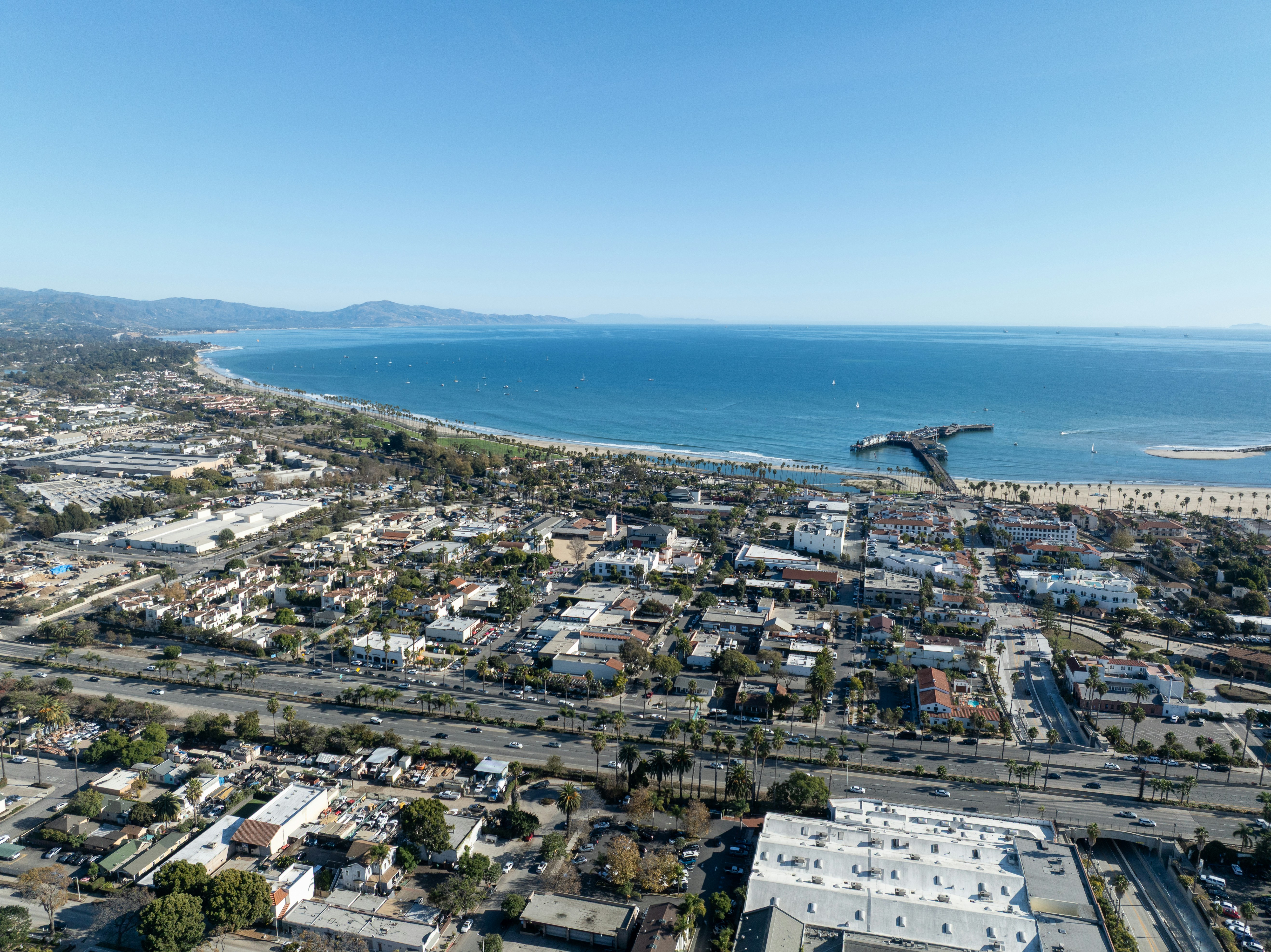 Luftaufnahme einer Küstenstadt am Meer.
