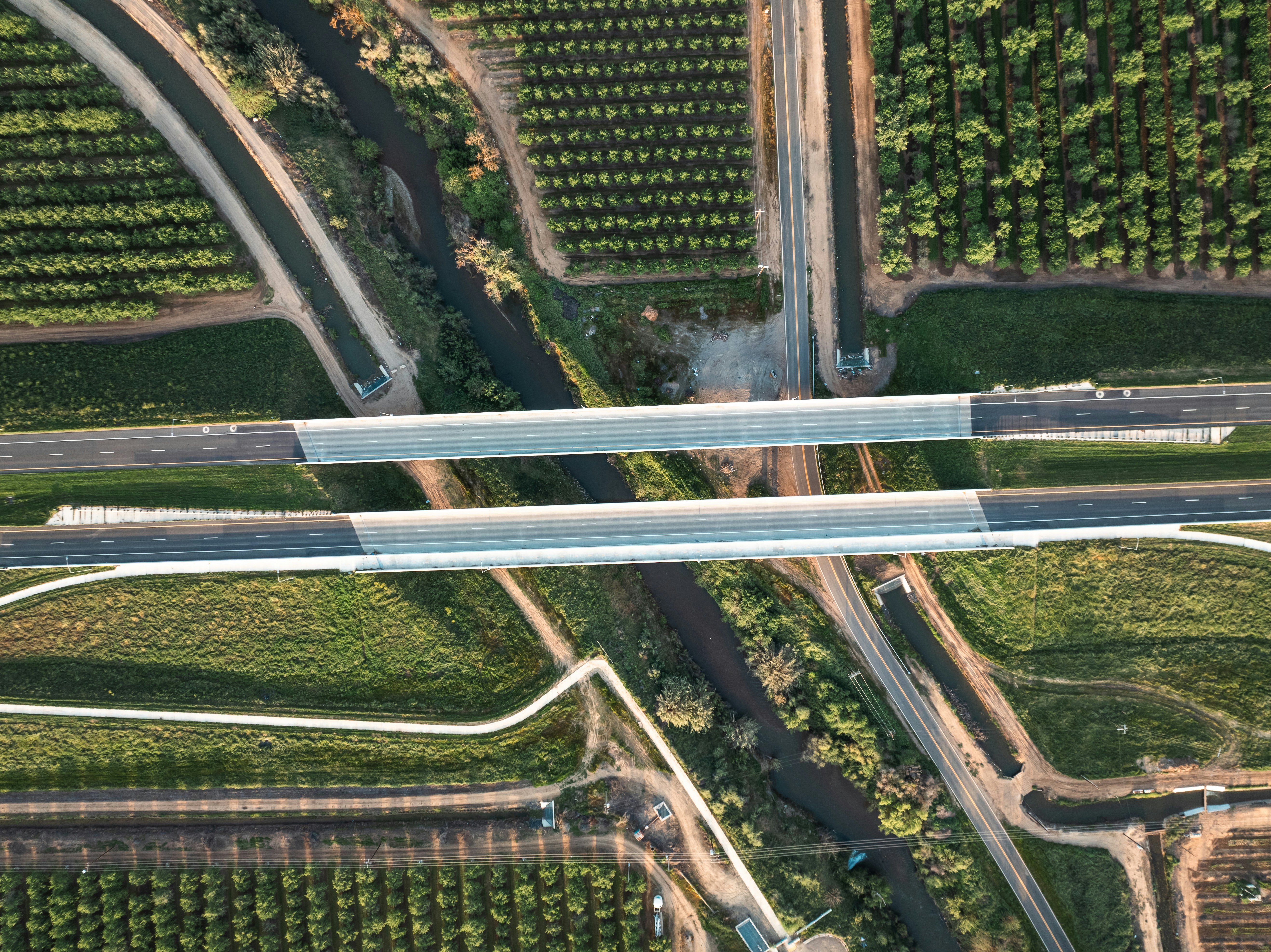 Eine Luftaufnahme von Straßen und Natur.