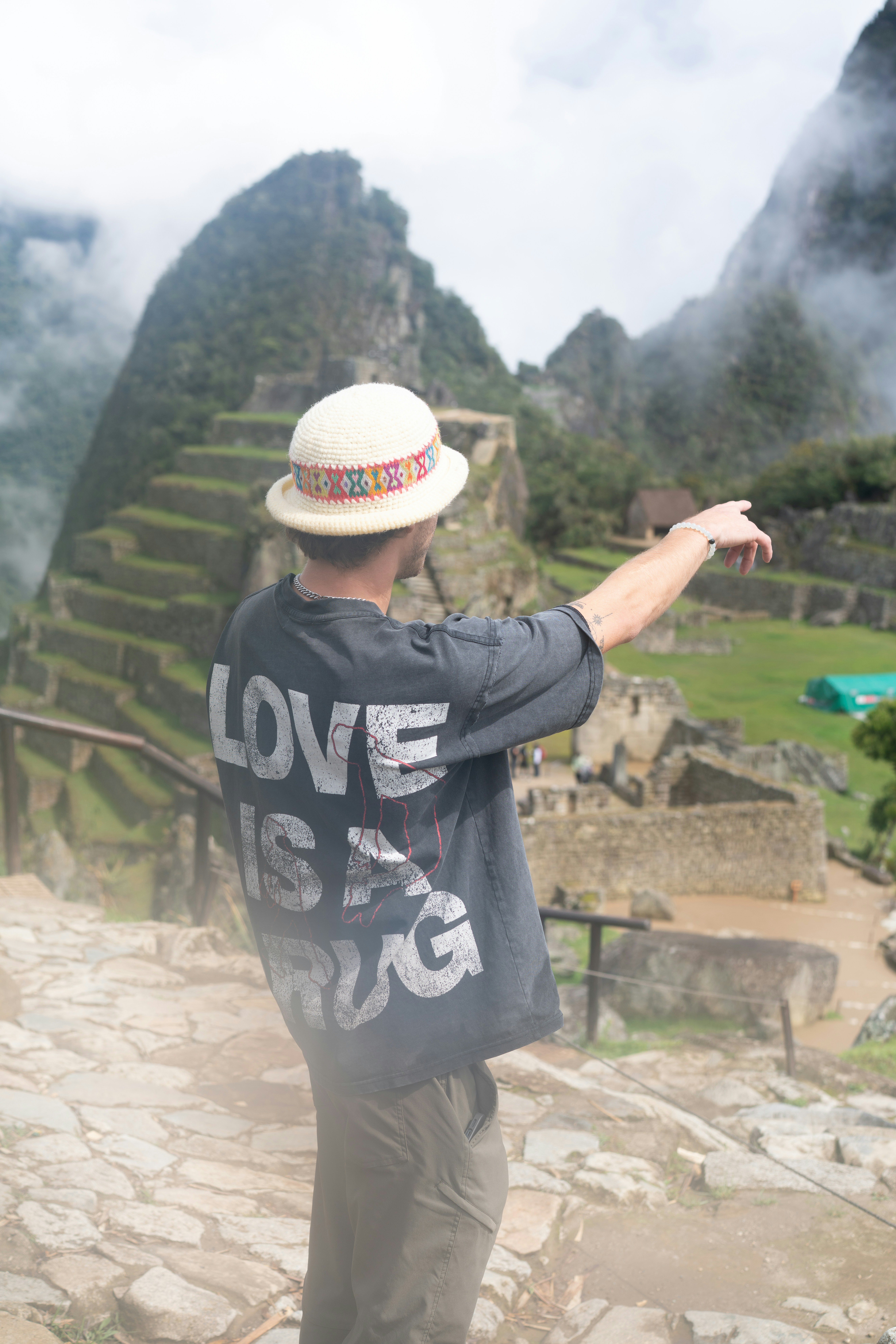 Eine Person zeigt auf Machu Picchu, Peru.