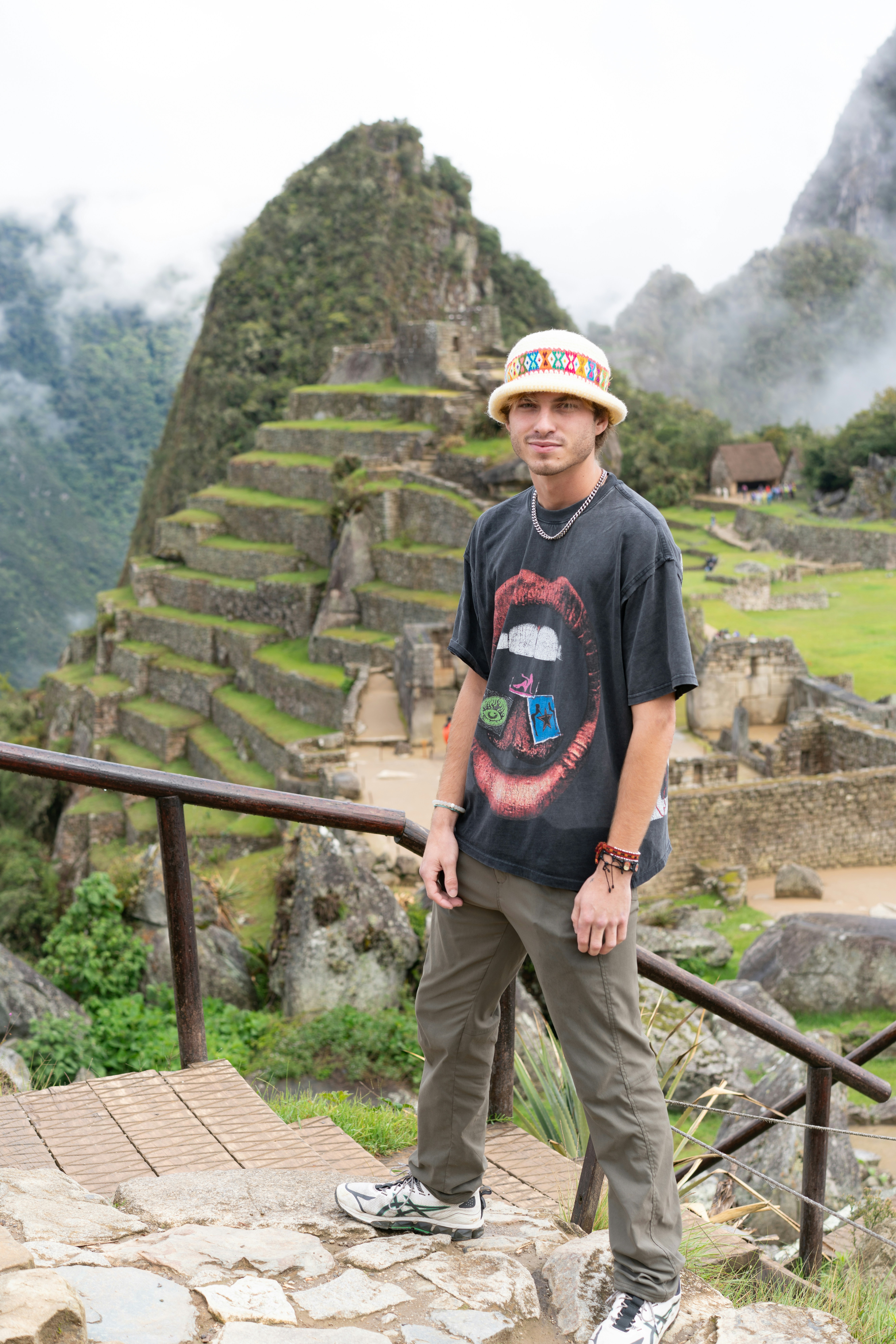 Mann posiert bei Machu Picchu, Peru.