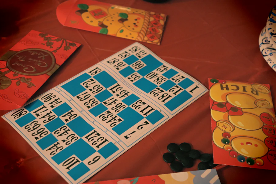 一碗韓式年糕湯，上面撒著雞蛋和海苔