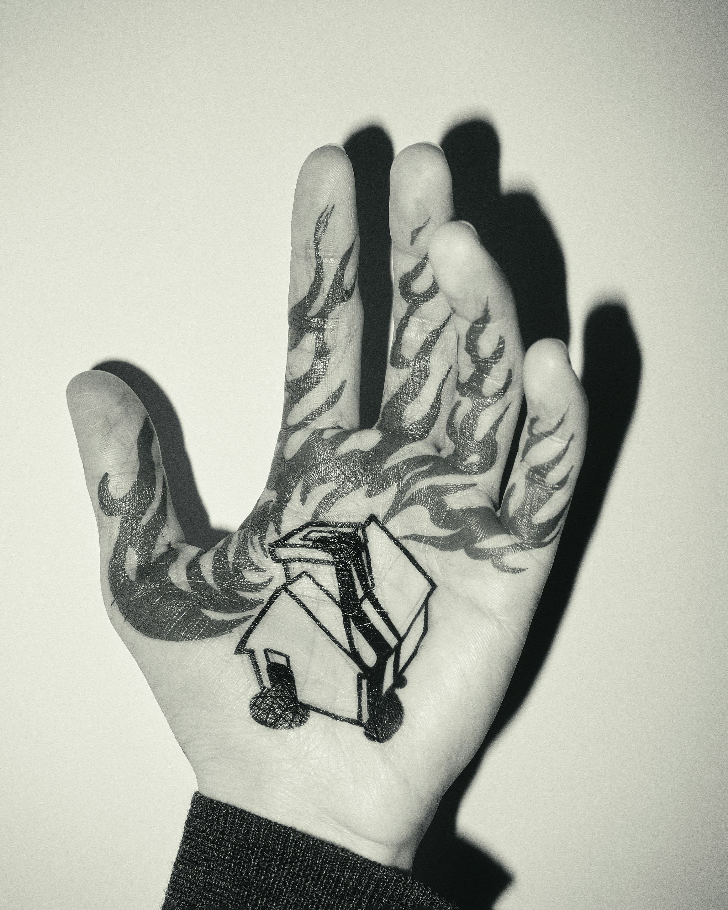 Uma casa sobre rodas é desenhada em uma mão.