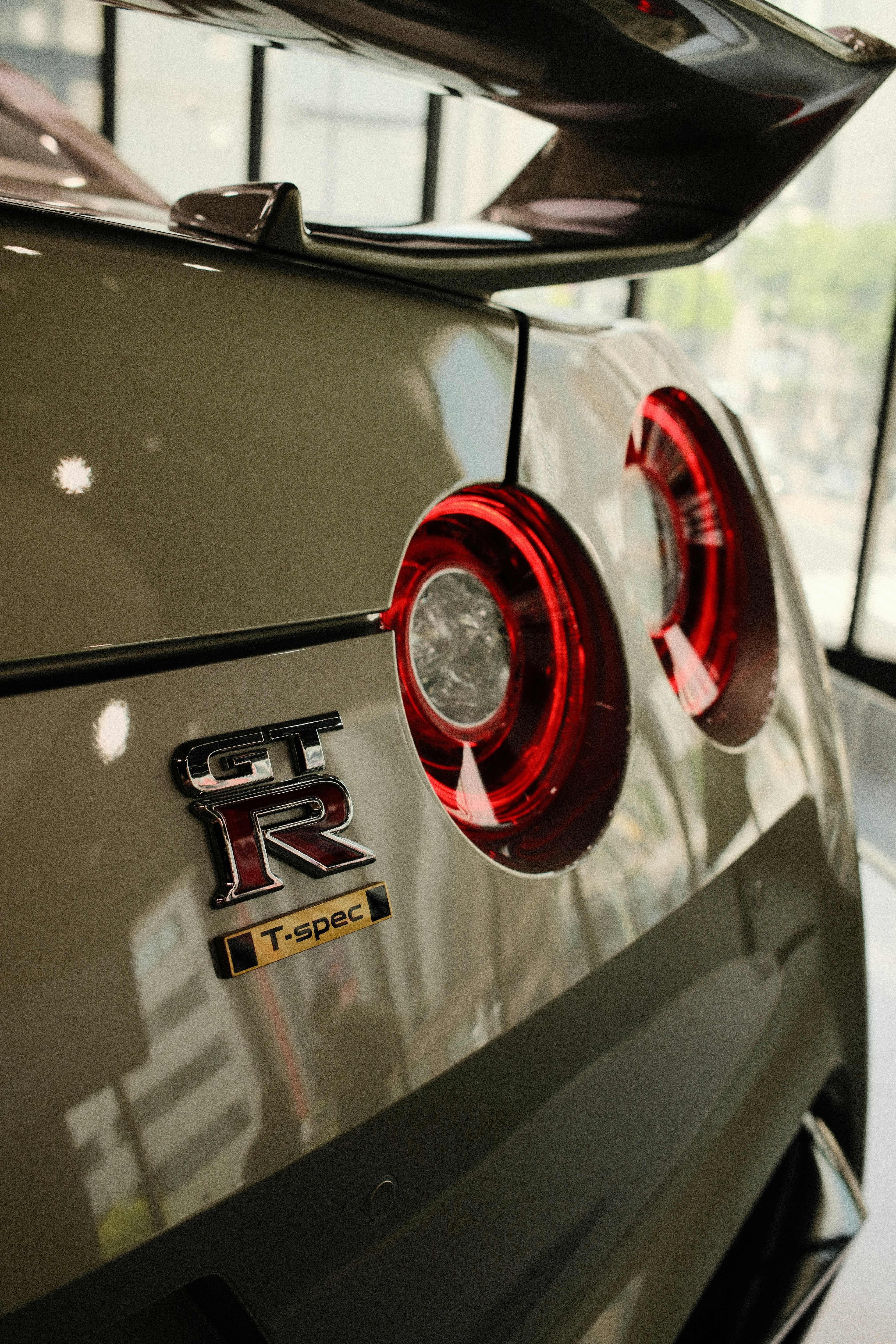 Die Rückleuchten und das Emblem eines Nissan GT-R.