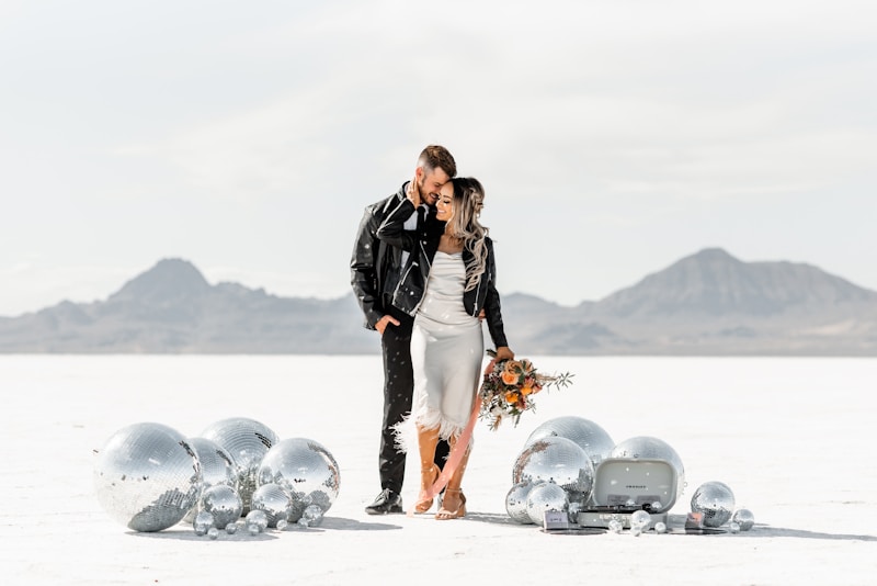 Casal em cenário decorado