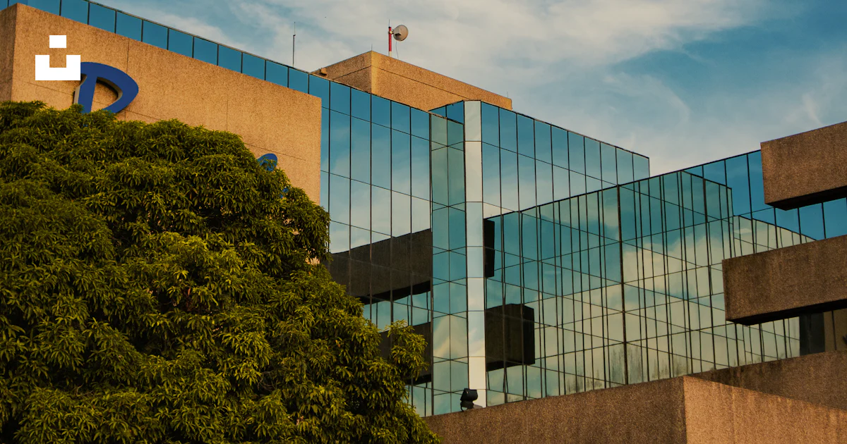 Edificio Azul Rey Un edificio moderno bajo un cielo azul brillante. foto – Imagen de ...