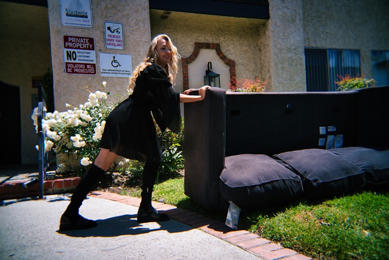 Phụ nữ di chuyển ghế sang trọng