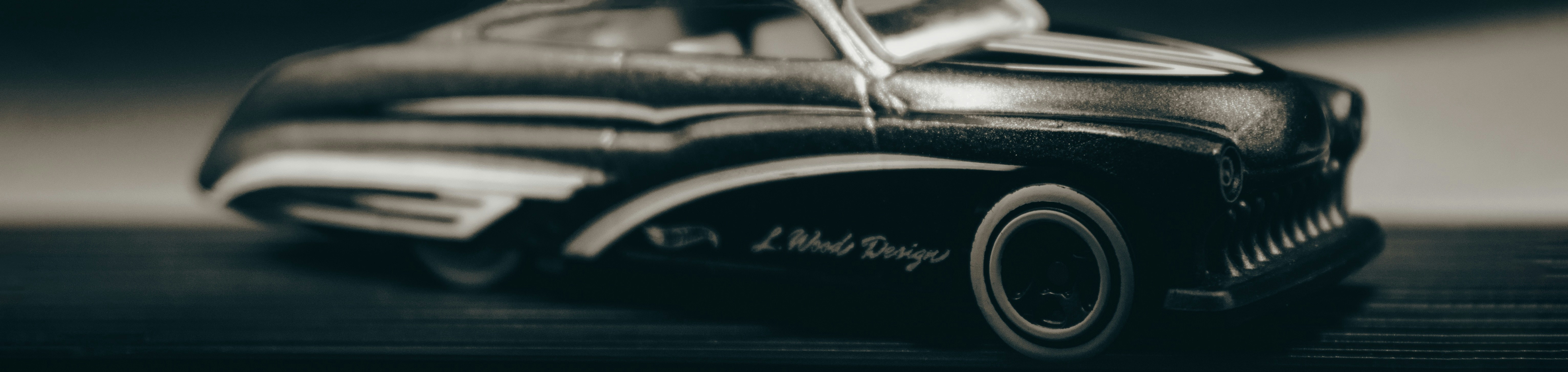 Um Carro Classico Preto Com Pneus Brancos dKob9DpFdC8