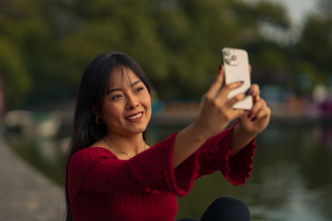 Persona tomando una selfie para foto de perfil