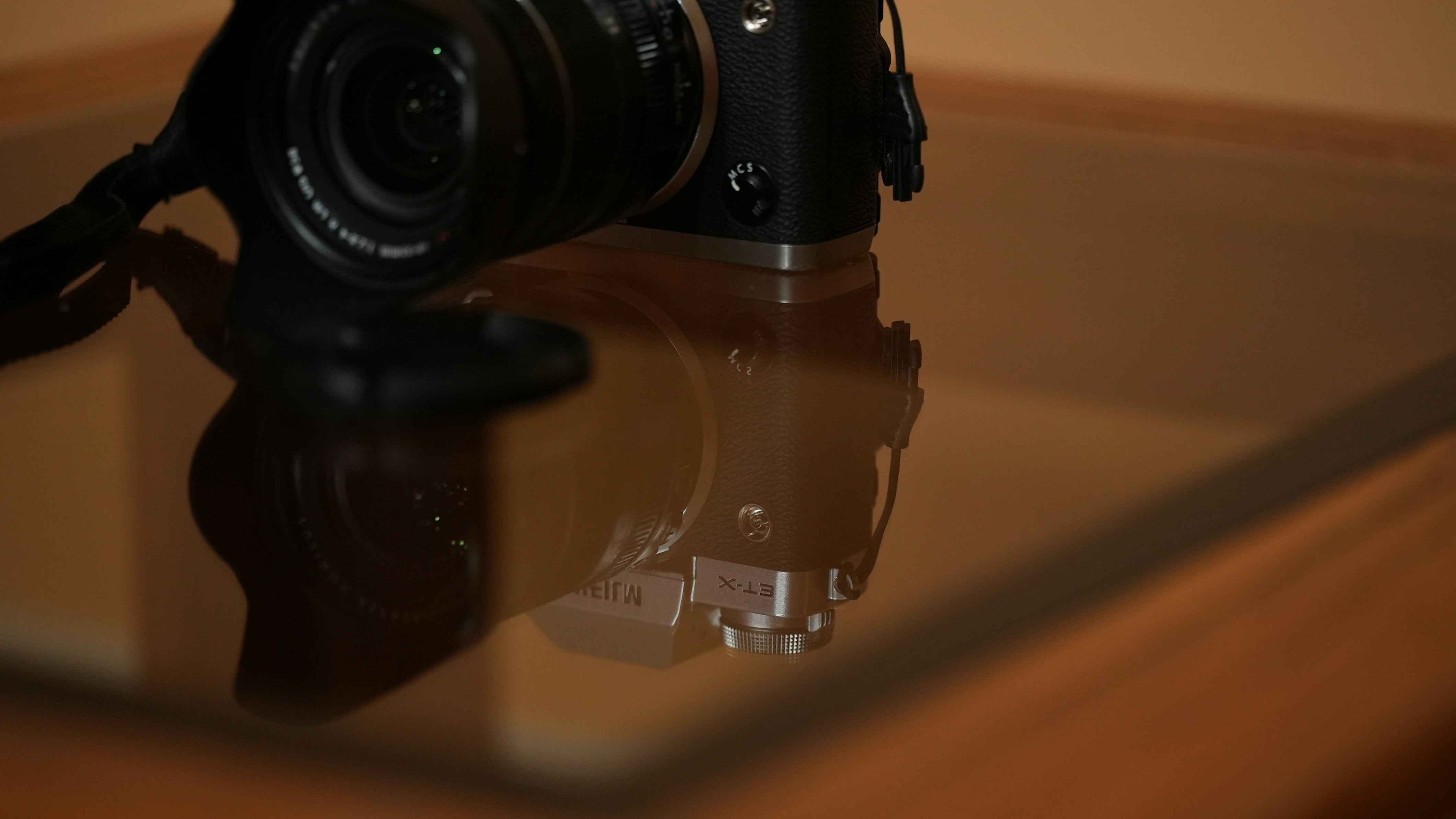 피사체 빛 반사 줄이는 촬영 각도 - Camera and its reflection on glass.