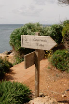 A wooden sign points toward caló fundo.
