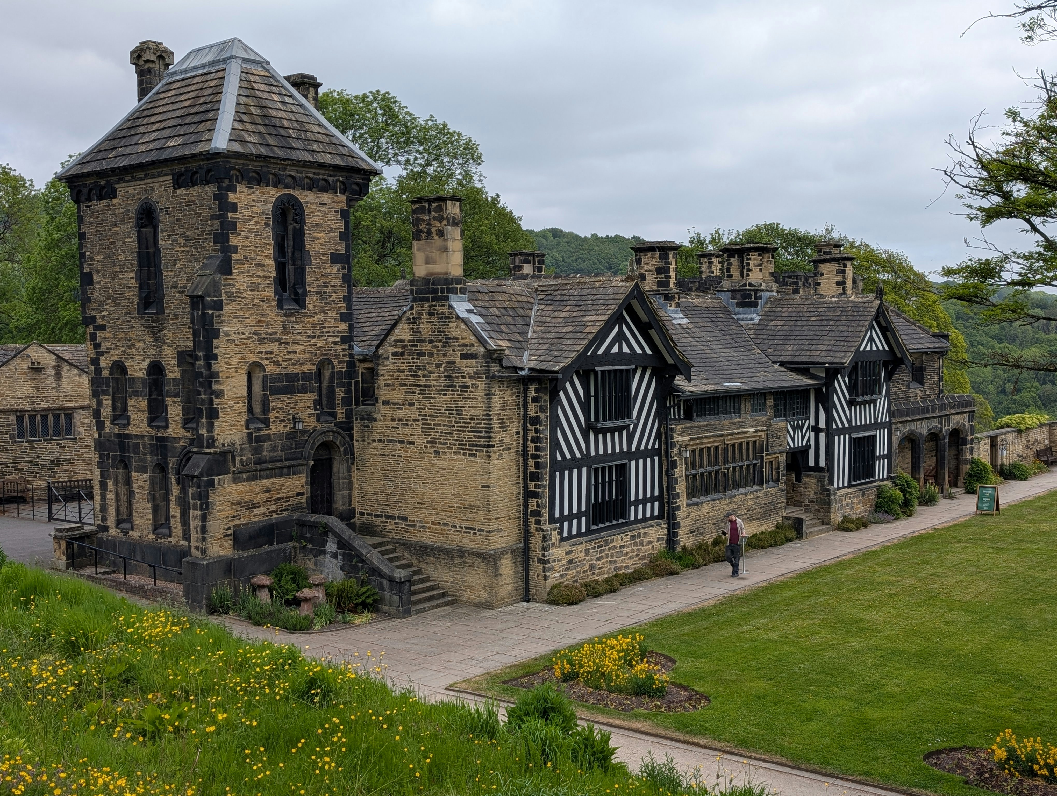 Ein historisches Steingebäude mit einem Turm.