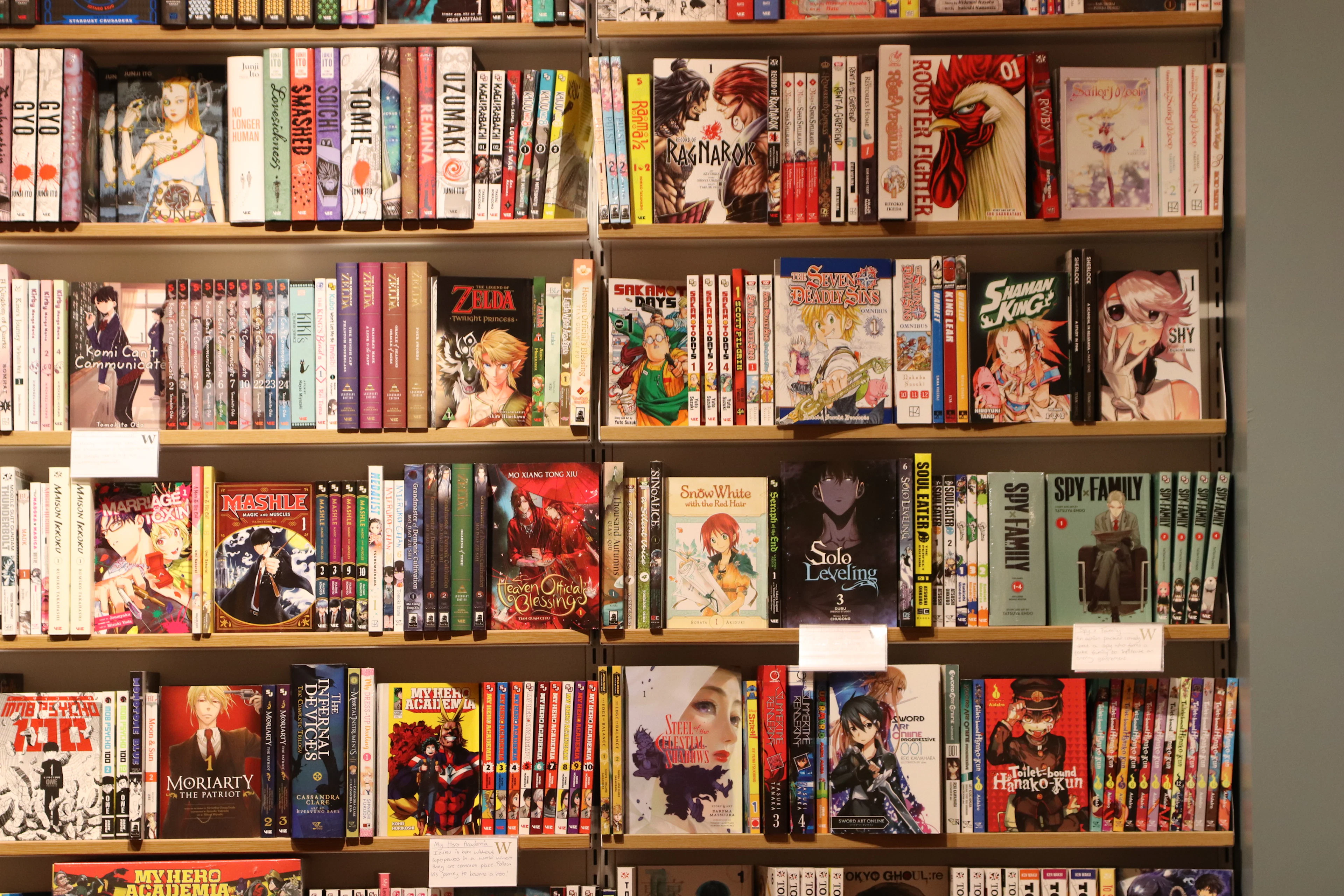 Étagères de librairie remplies de mangas et de livres
