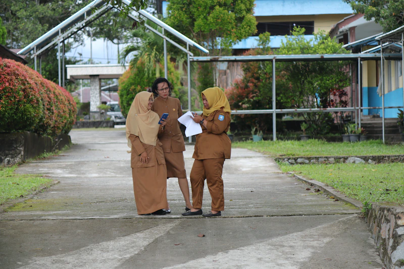Tres mujeres hermosas conversando al aire libre