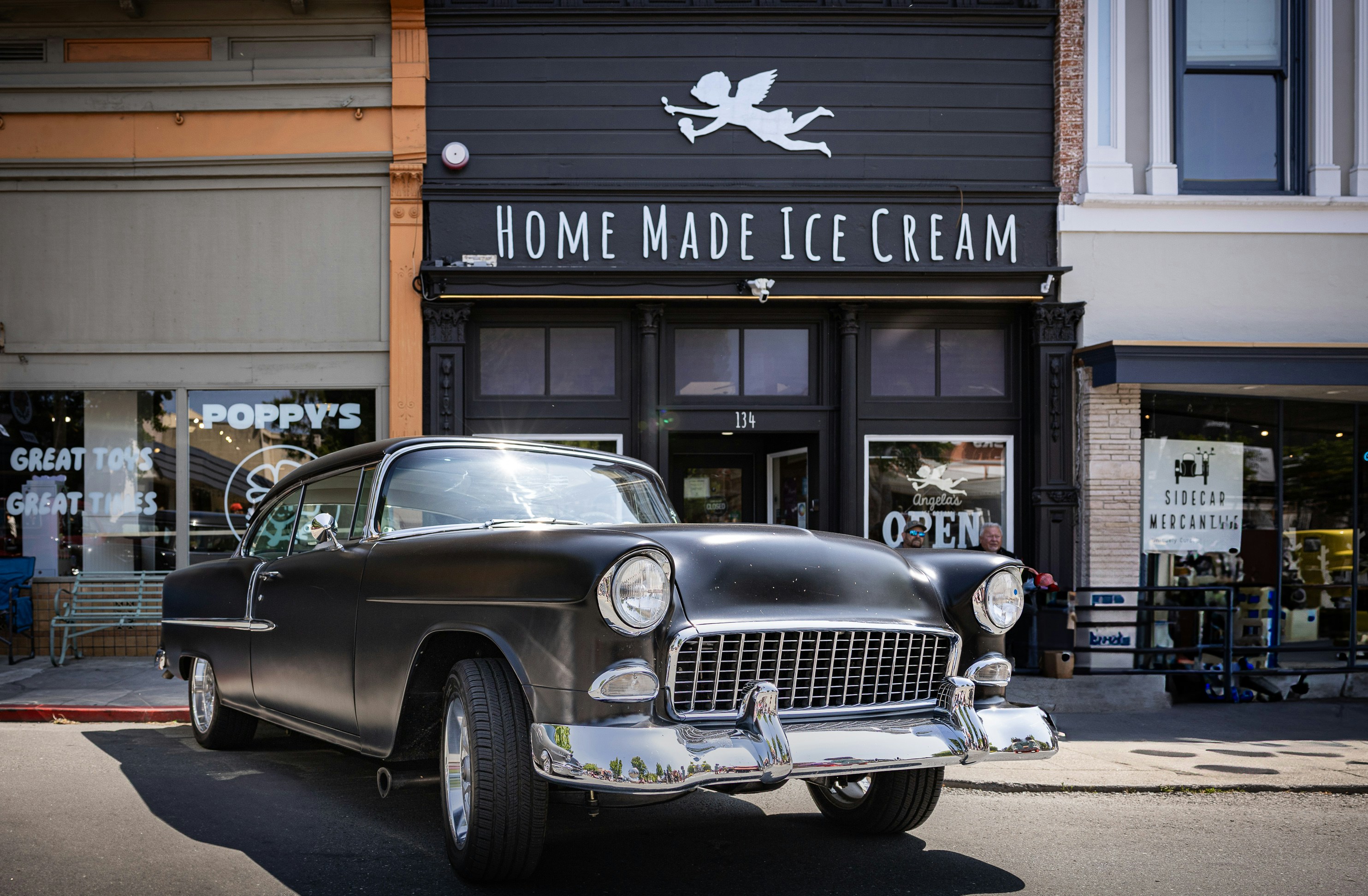 アイスクリームショップの前にはクラシックな駐車場があります。