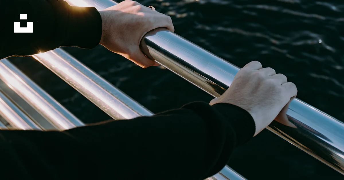 Hands grasping a railing over water. photo – Free Outdoor Image on Unsplash