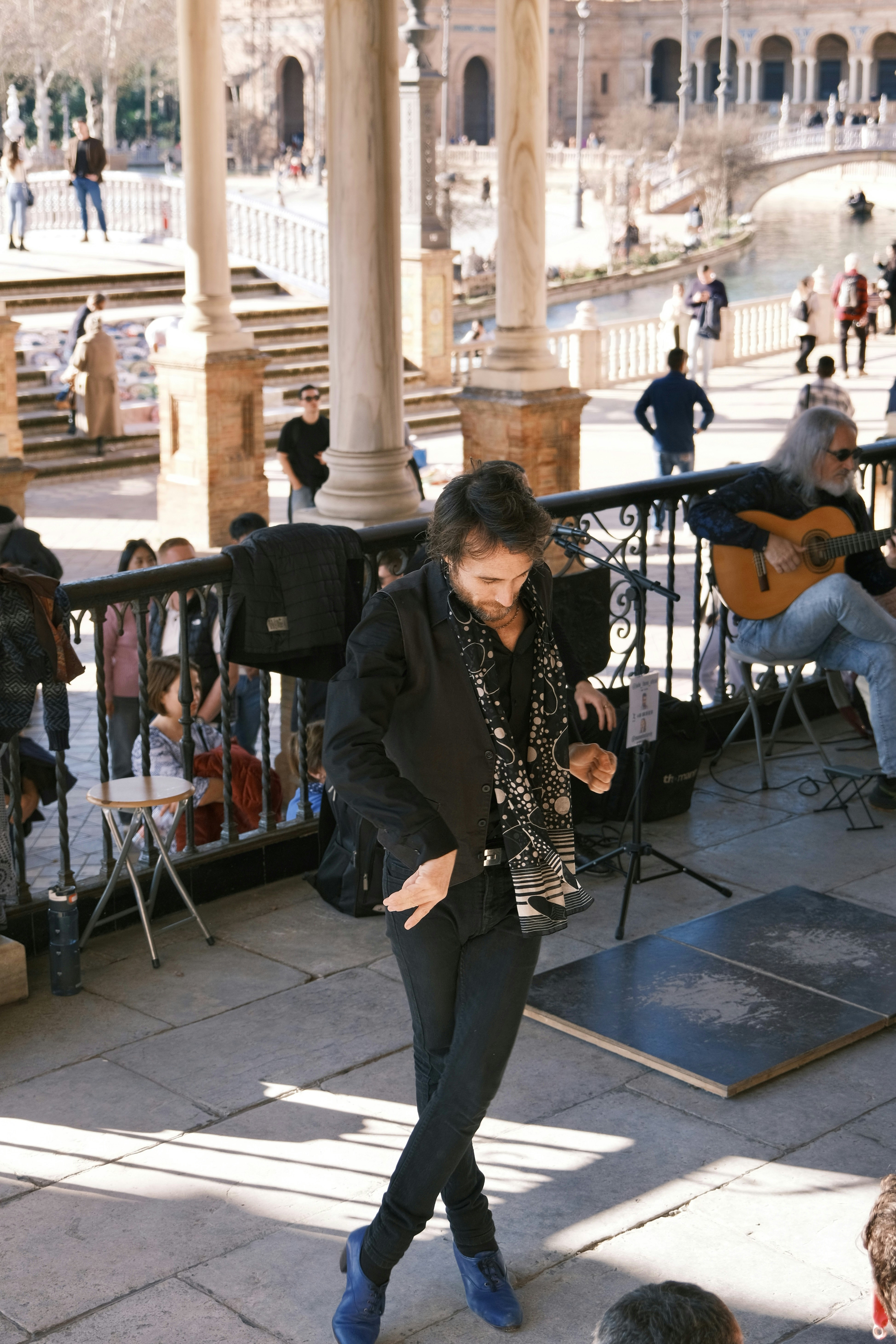 Homme dansant flamenco avec guitariste en arrière-plan