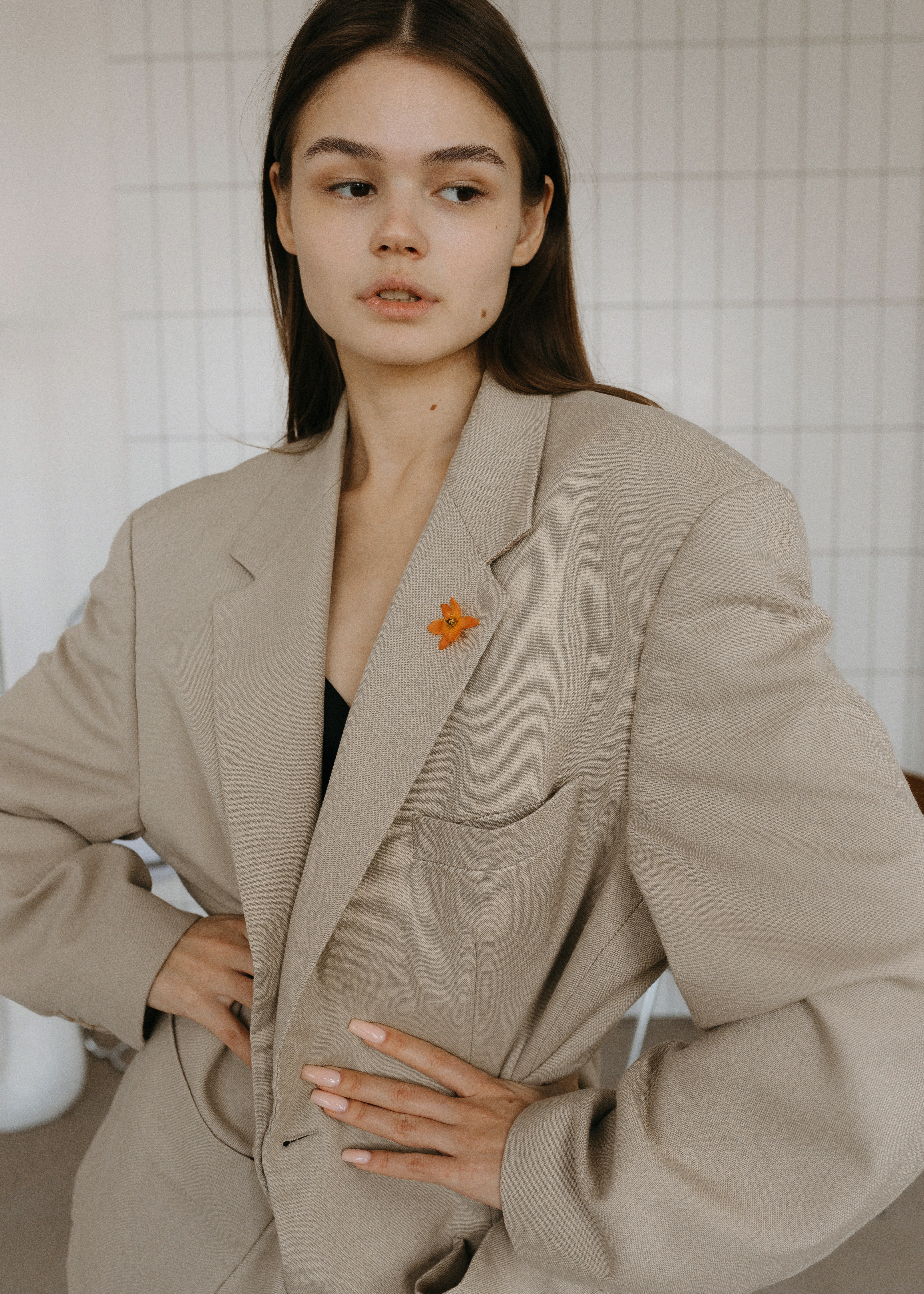 베이지 블레이저의 부드러운 어깨 라인