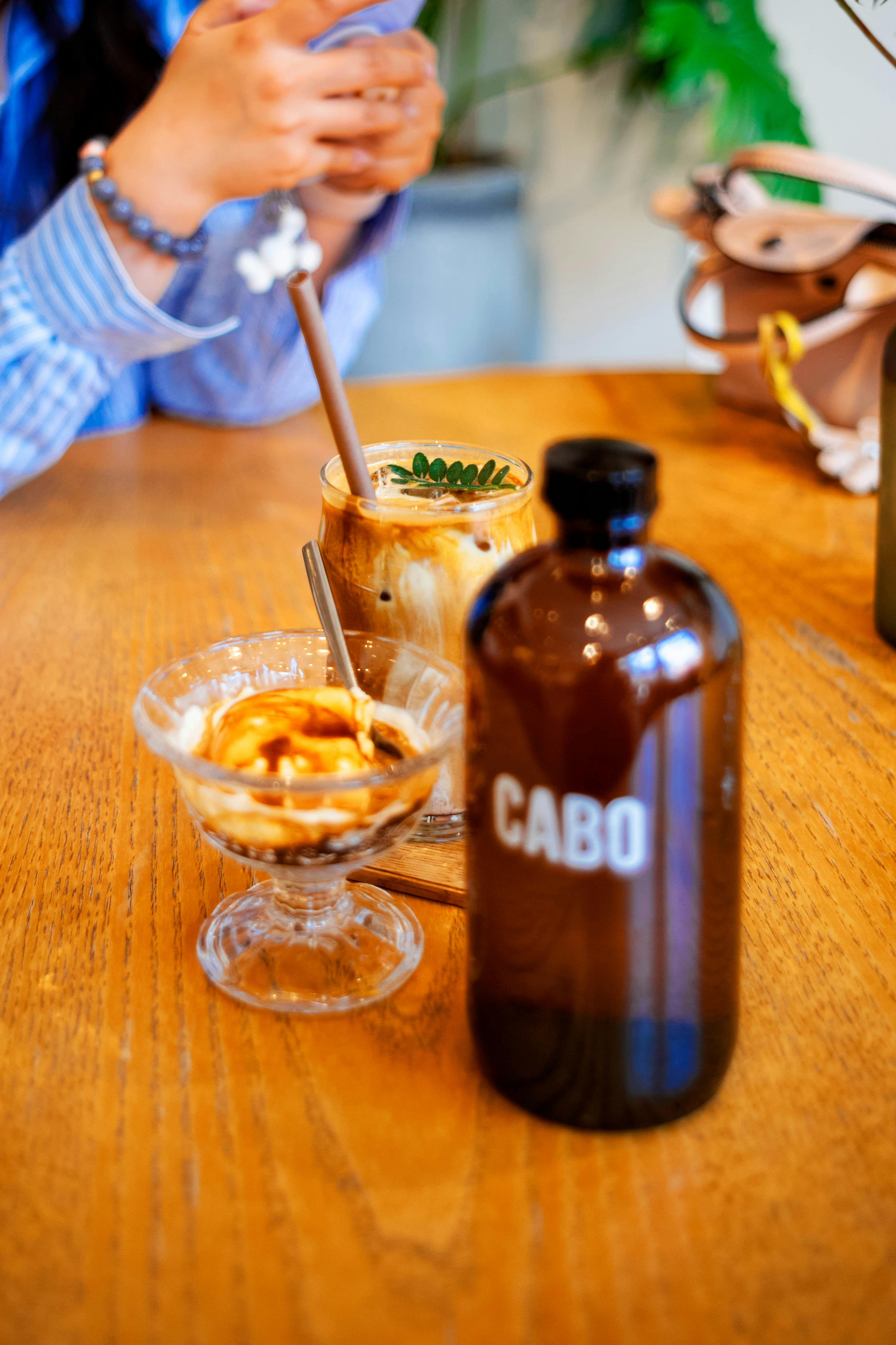 Fotomural Coffee drinks and dessert sit on a wooden table