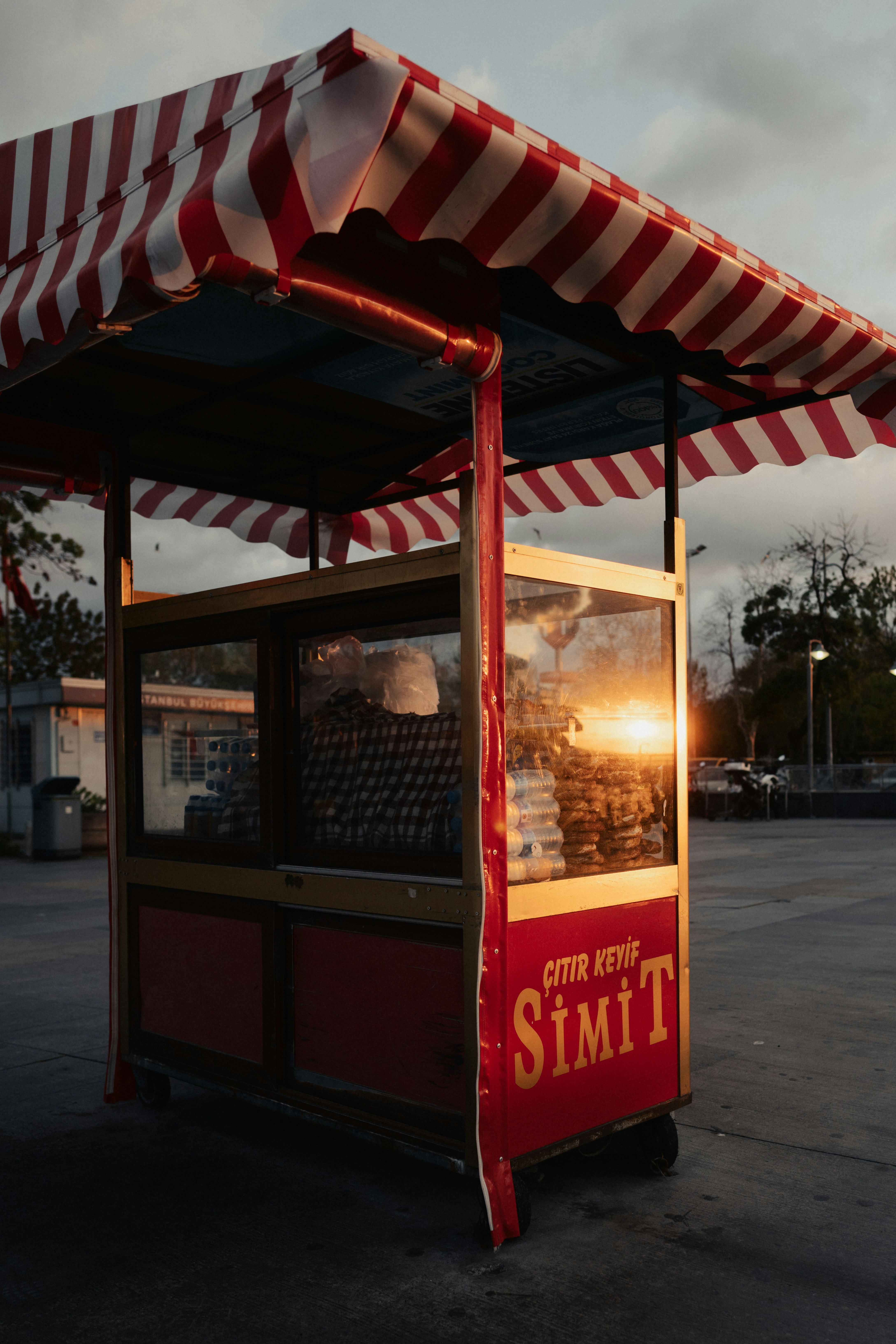 Gerobak simit Turki saat matahari terbenam.