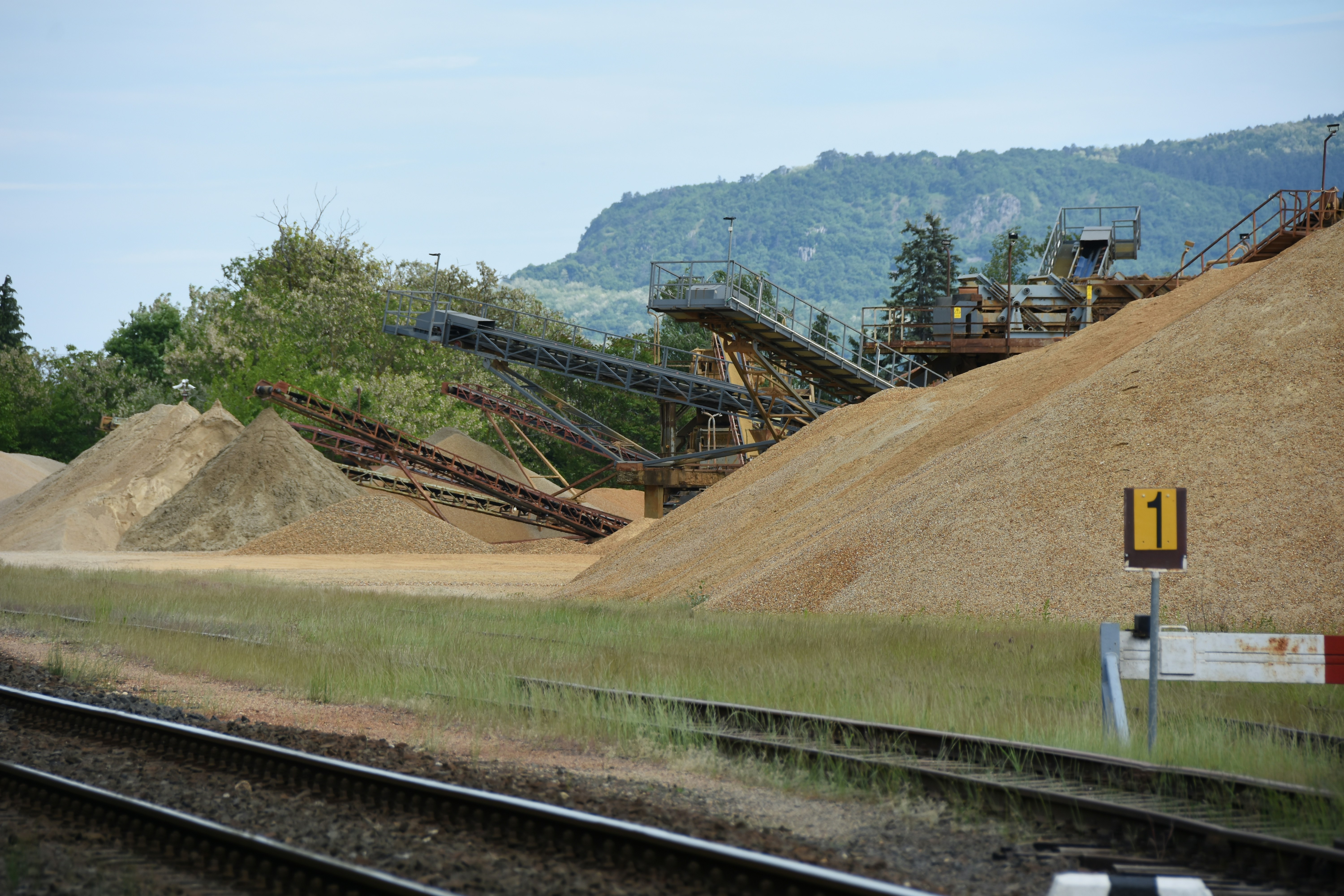 Карьер и грунтовая дорога с техникой