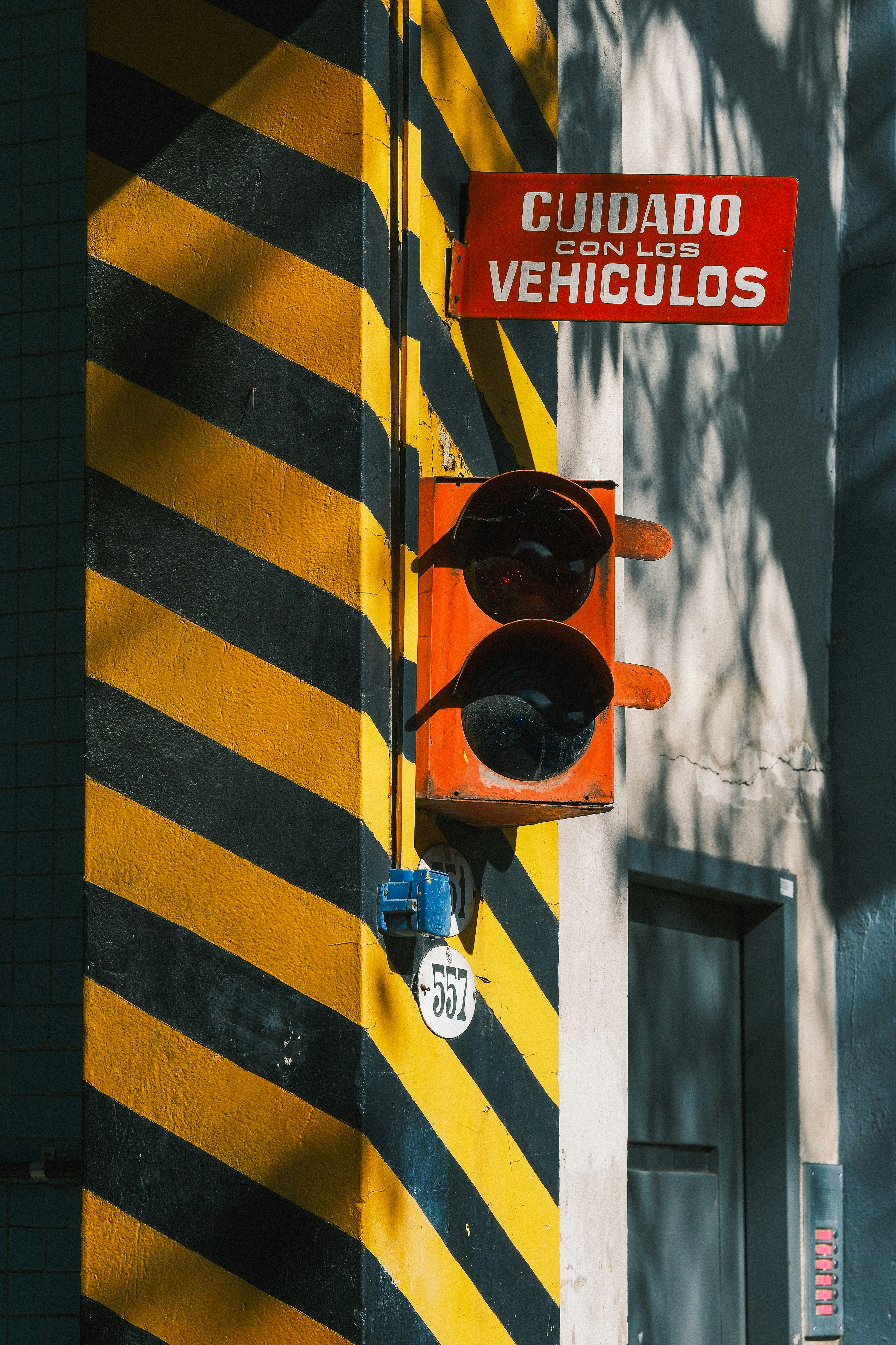 Warning sign next to a traffic light.