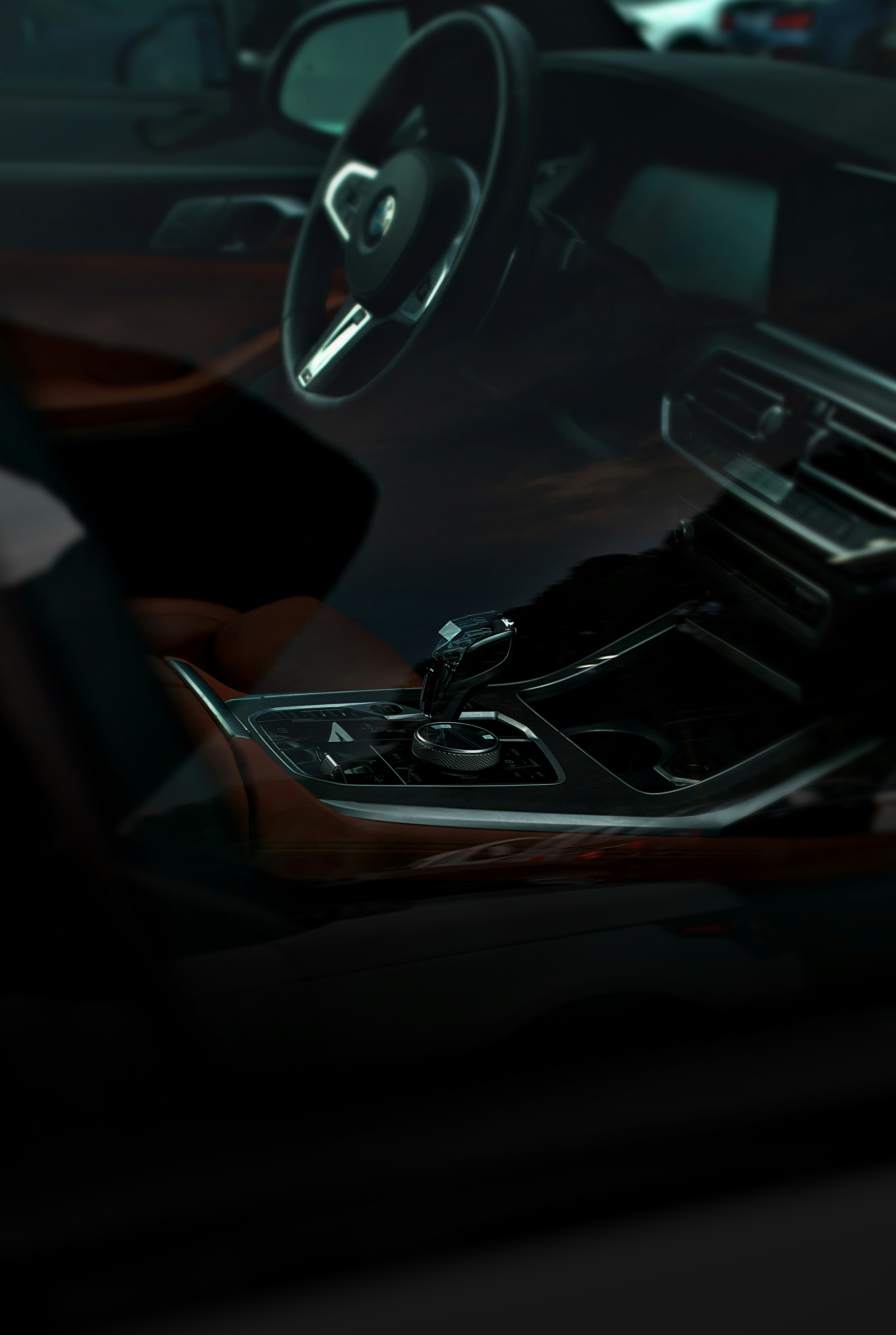 All'interno di un'auto, che mostra il cruscotto.