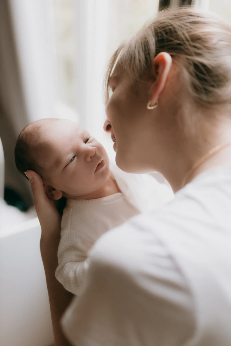 Madre mirando con cari&ntilde;o a su beb&eacute; reci&eacute;n nacido: proteger al beb&eacute; frente al VRS