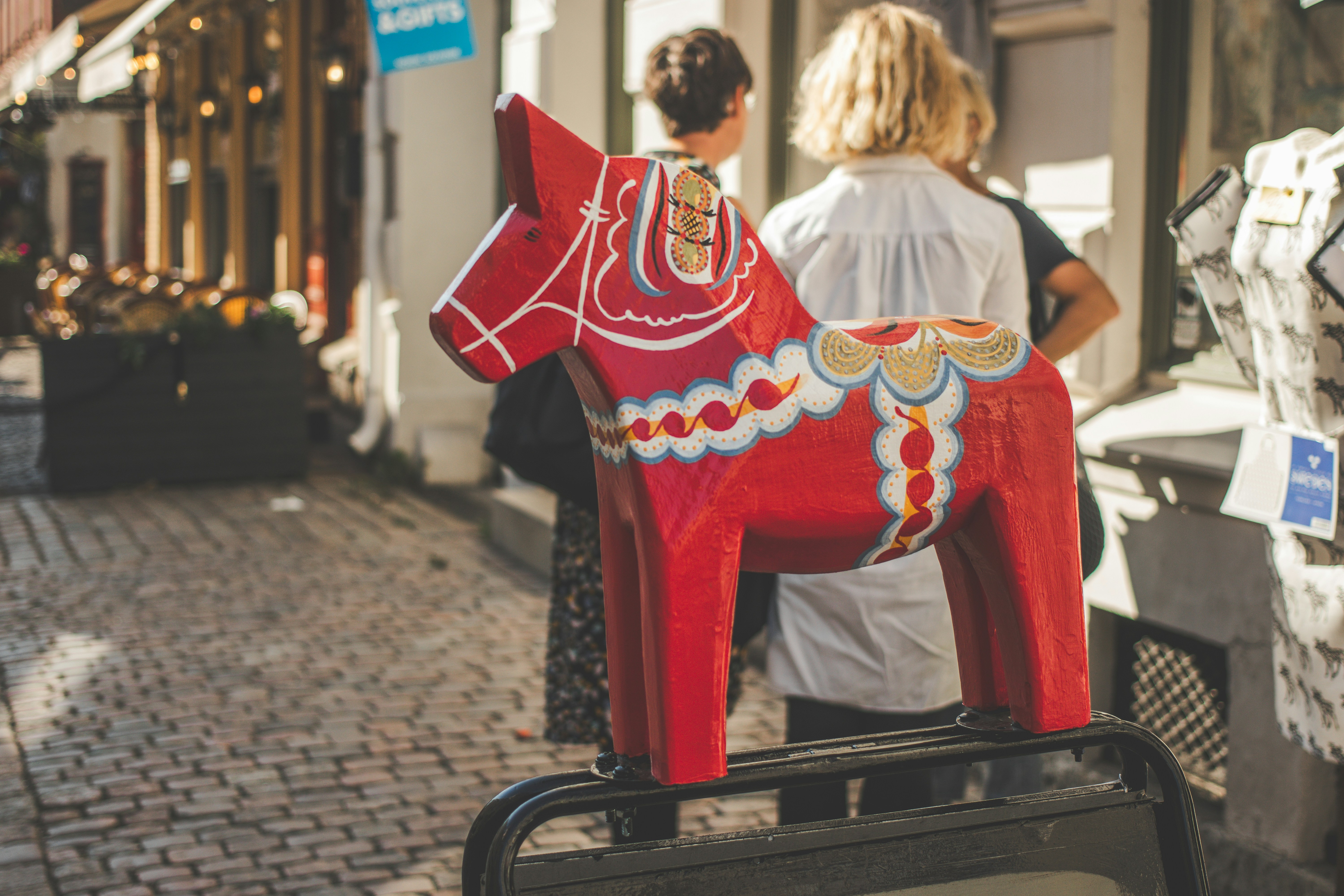 A red dalecarlian horse decorates a street.
