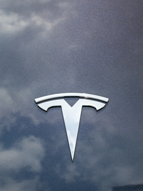 徹底カイボウ｜Tesla ── EVメーカーか、AI企業か、それともイーロン・マスクという現象か