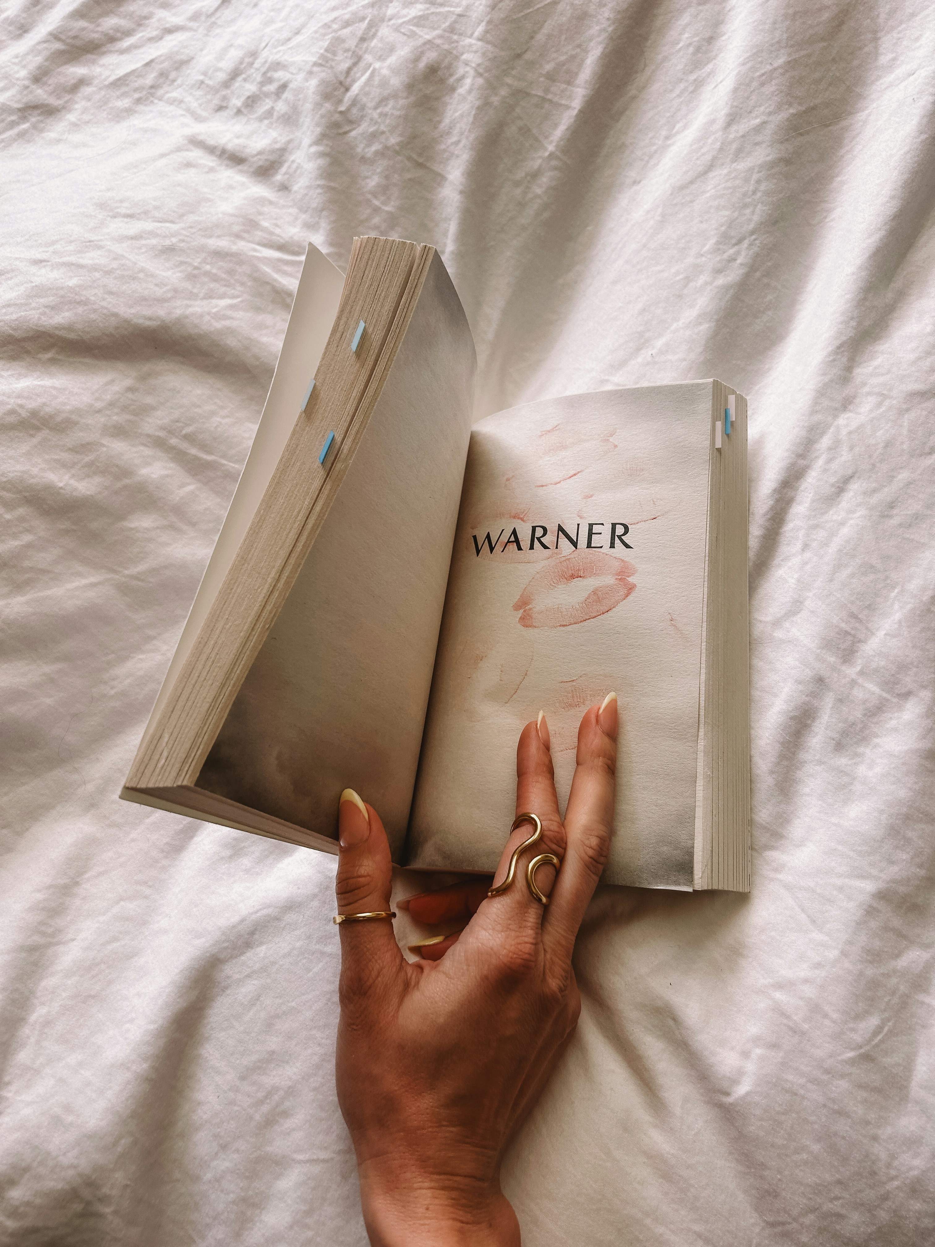 7 Best Books to Unlock Feminine Magnetism & Confidence