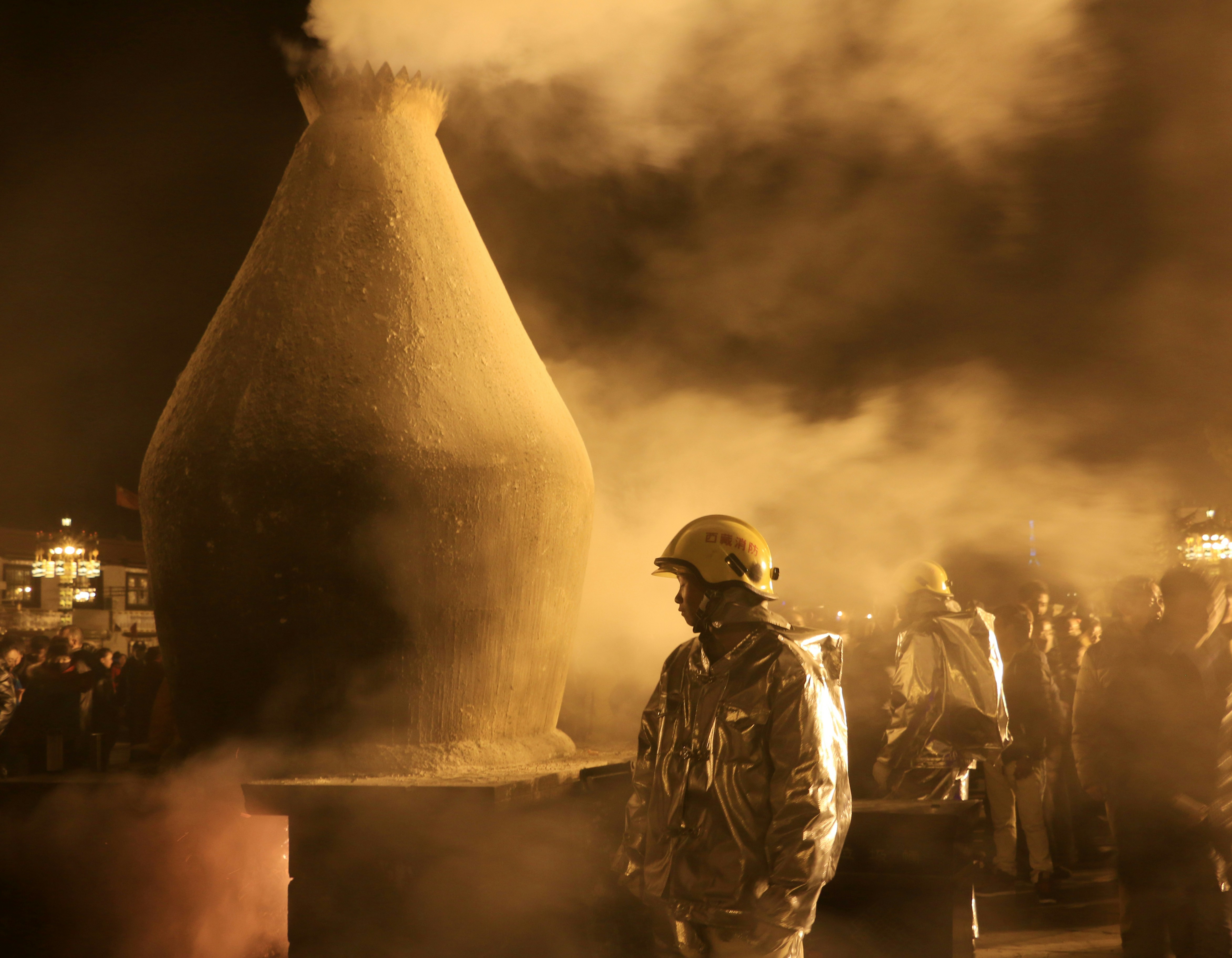 Encender una bomba de humo casera en un entorno seguro