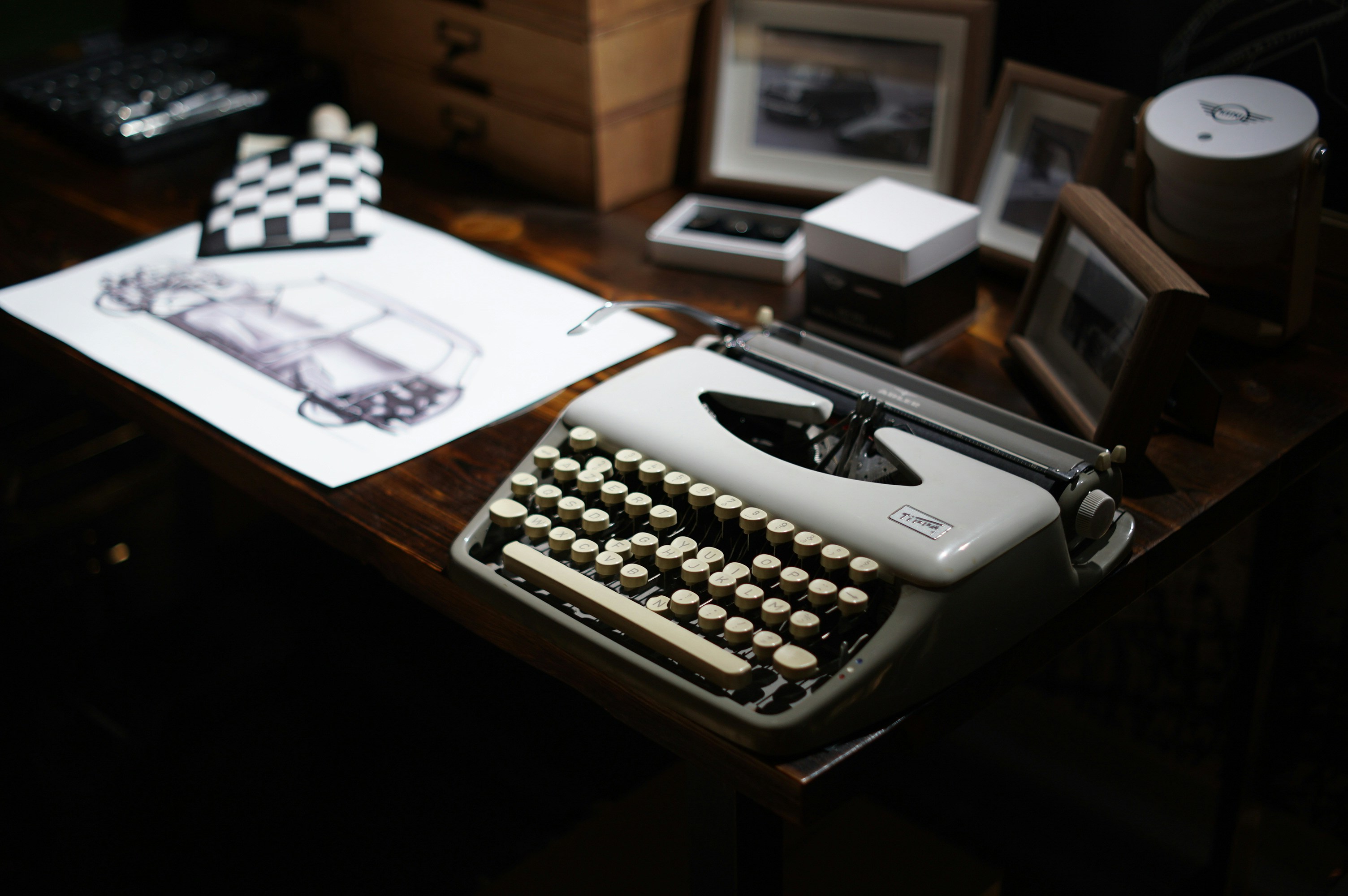 آلة كاتبة قديمة على مكتب داكن