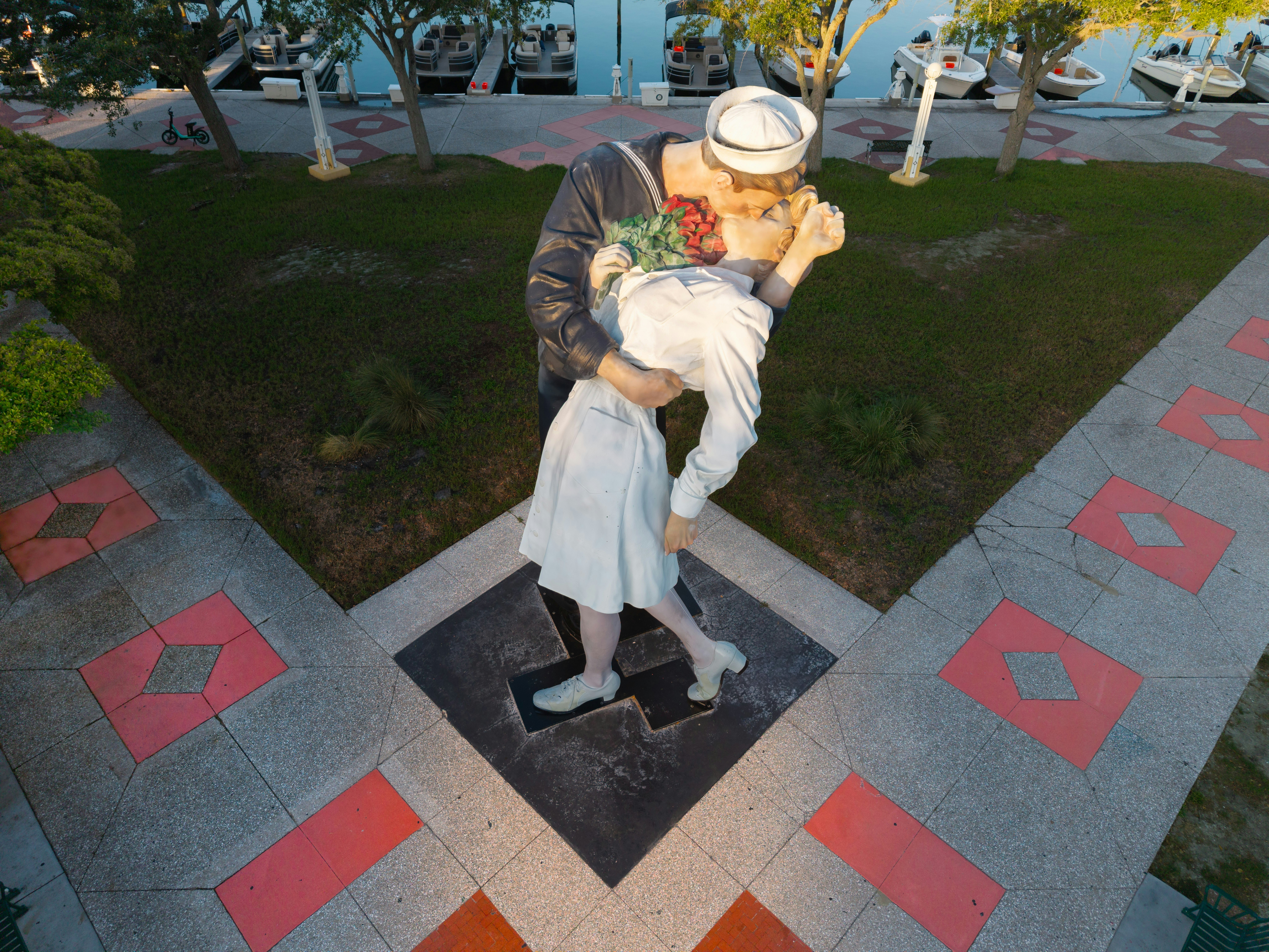 A statue of the kiss is displayed outdoors.