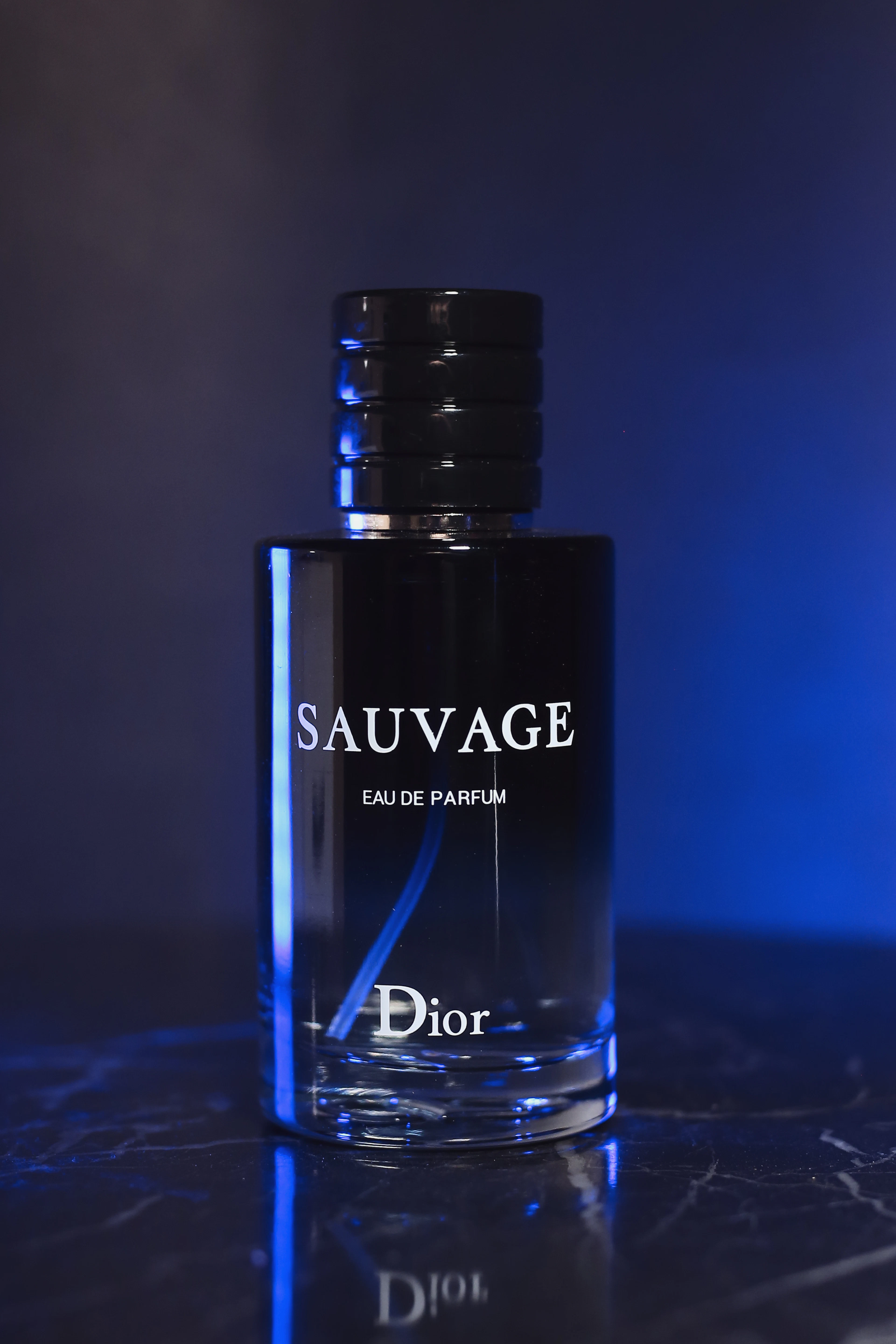 Frasco de Dior Sauvage Eau de Parfum sobre fondo azul