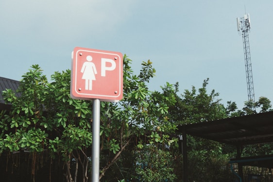 Parkeringsskilte monteret på stolper