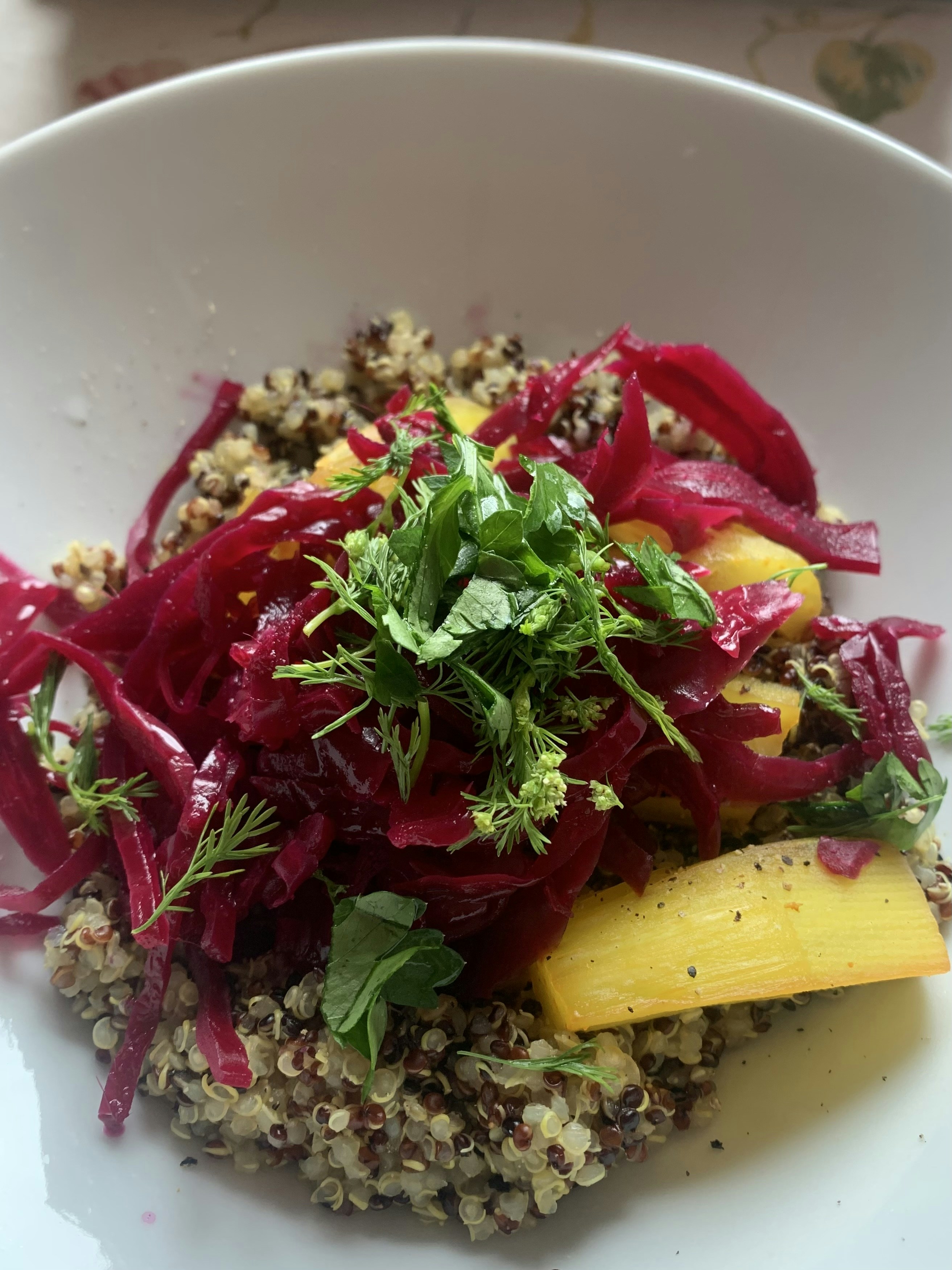 キヌア、ビート、マンゴーのカラフルなサラダ。