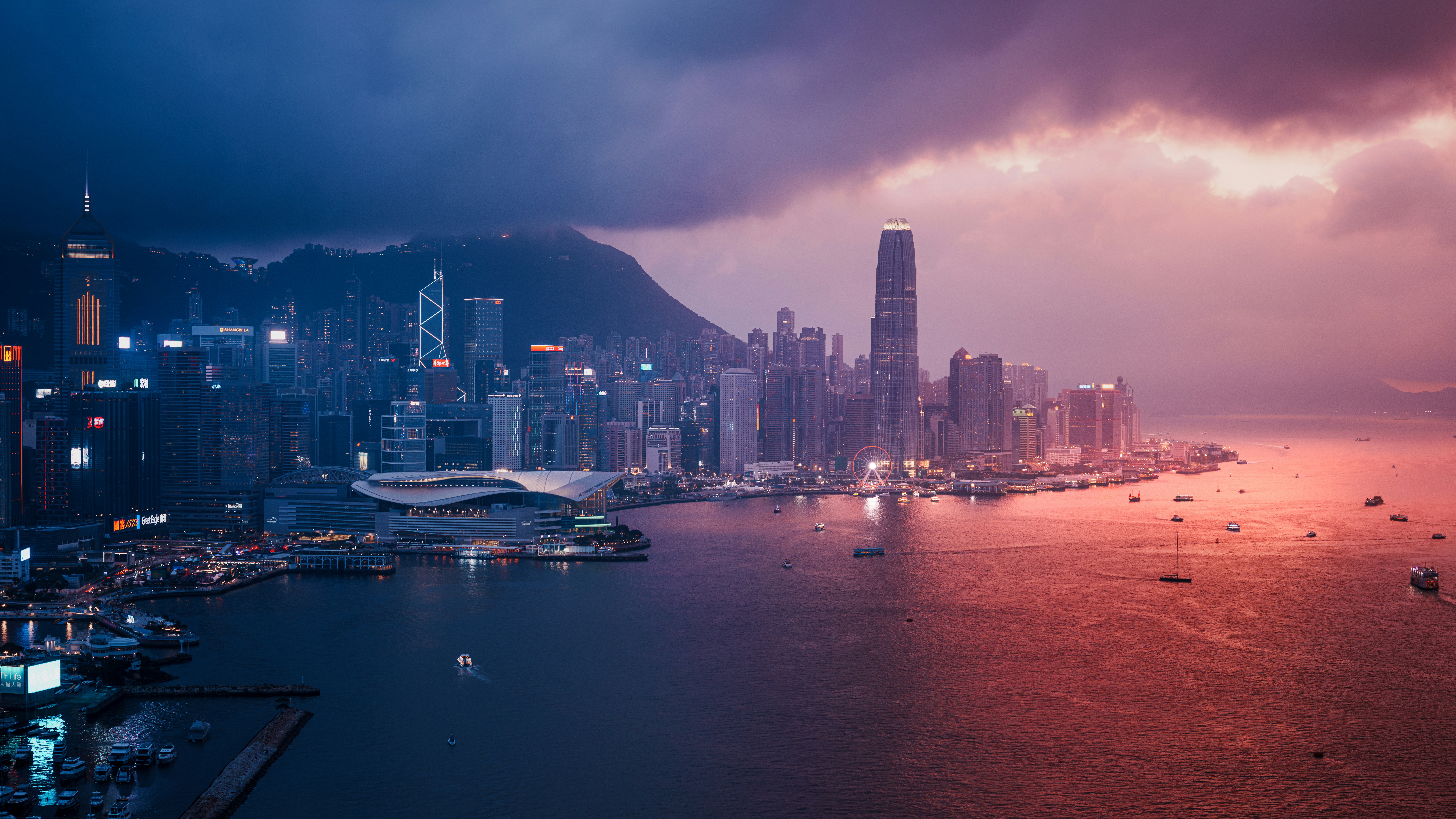 A city skyline over the water at dusk. photo – Free Car Image on Unsplash