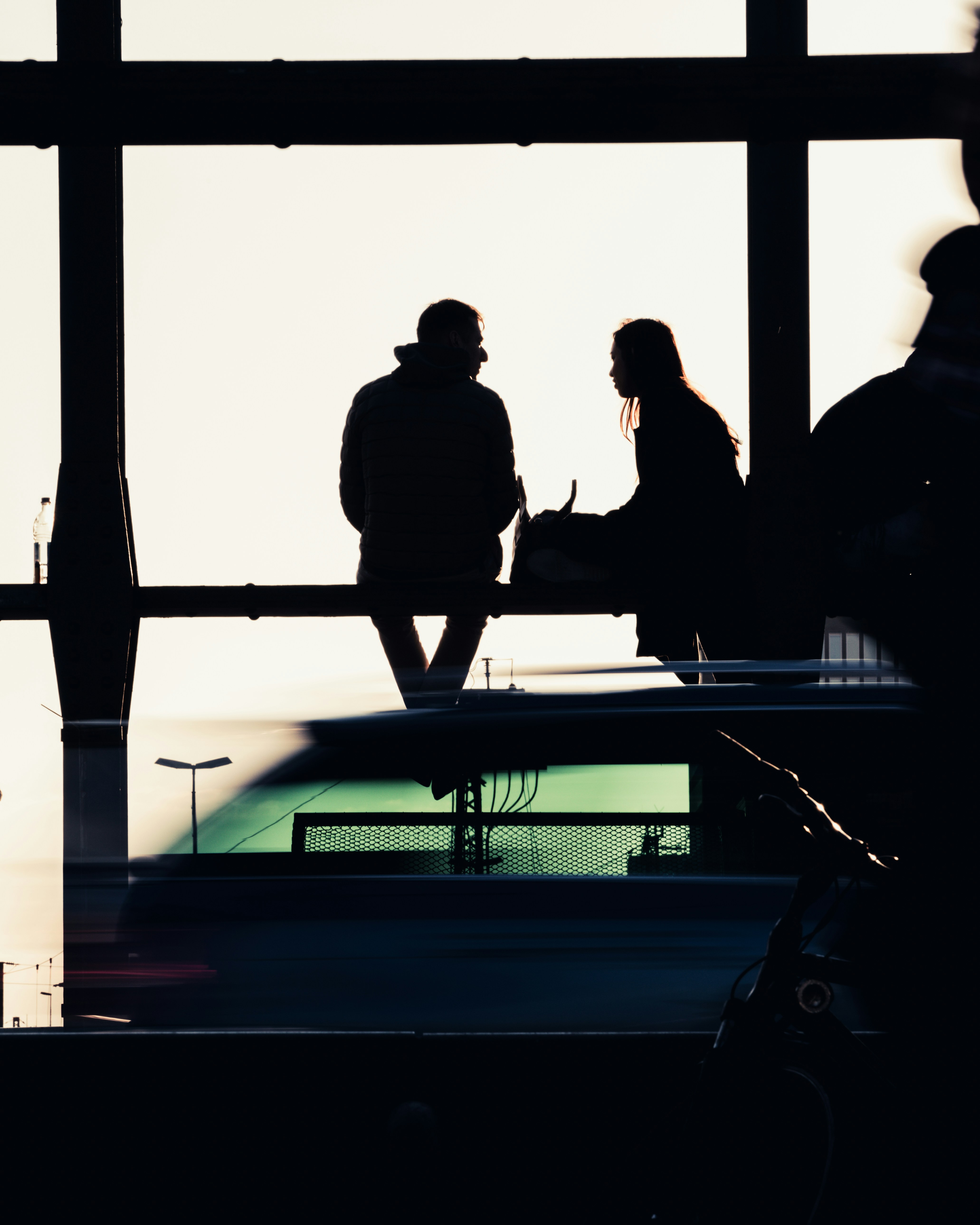 창가에 앉아 있는 실루엣의 두 사람. 사진 – Unsplash의 무료 여자 이미지, image size:3000x3750