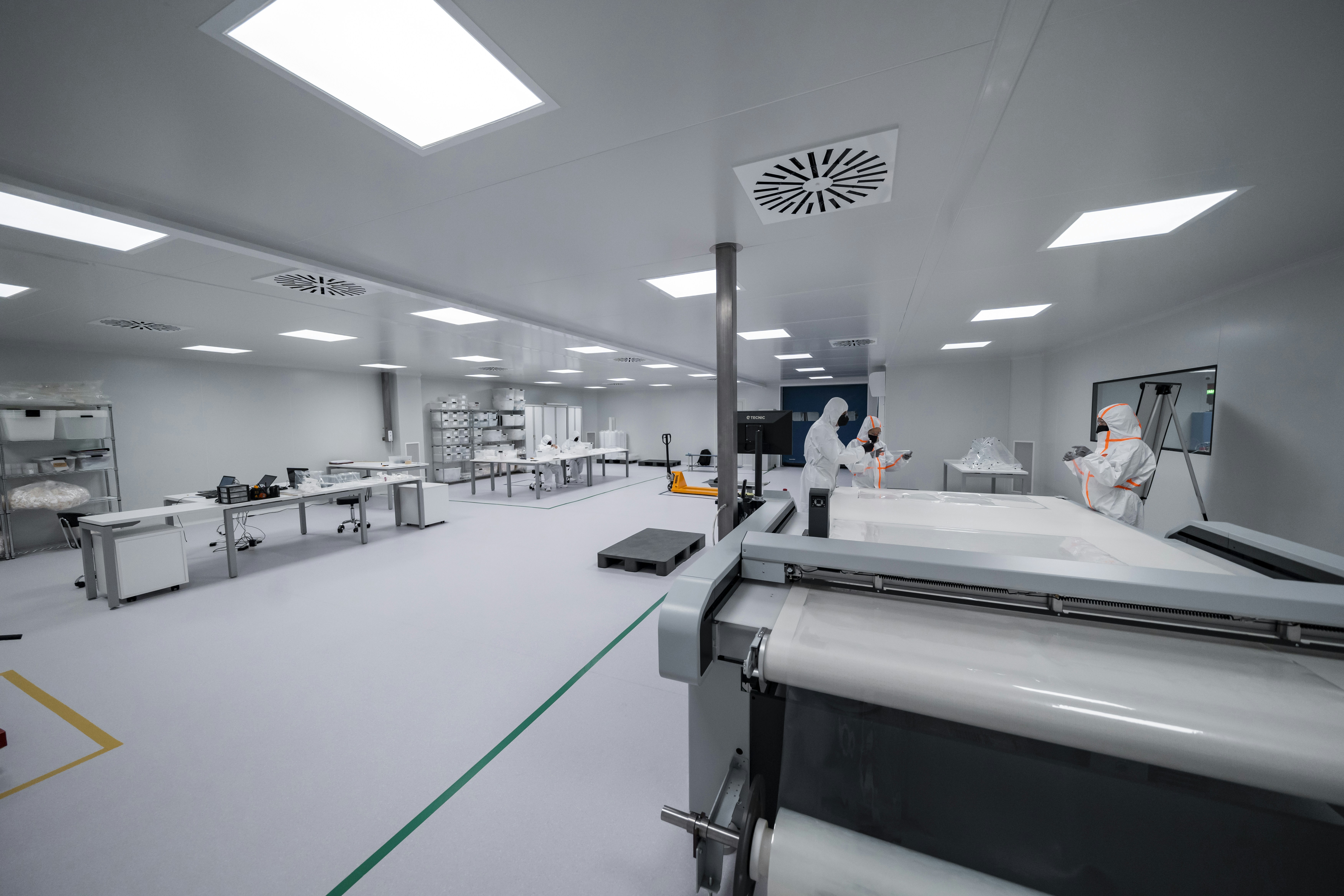 Advanced silicon photonics wafer in cleanroom
