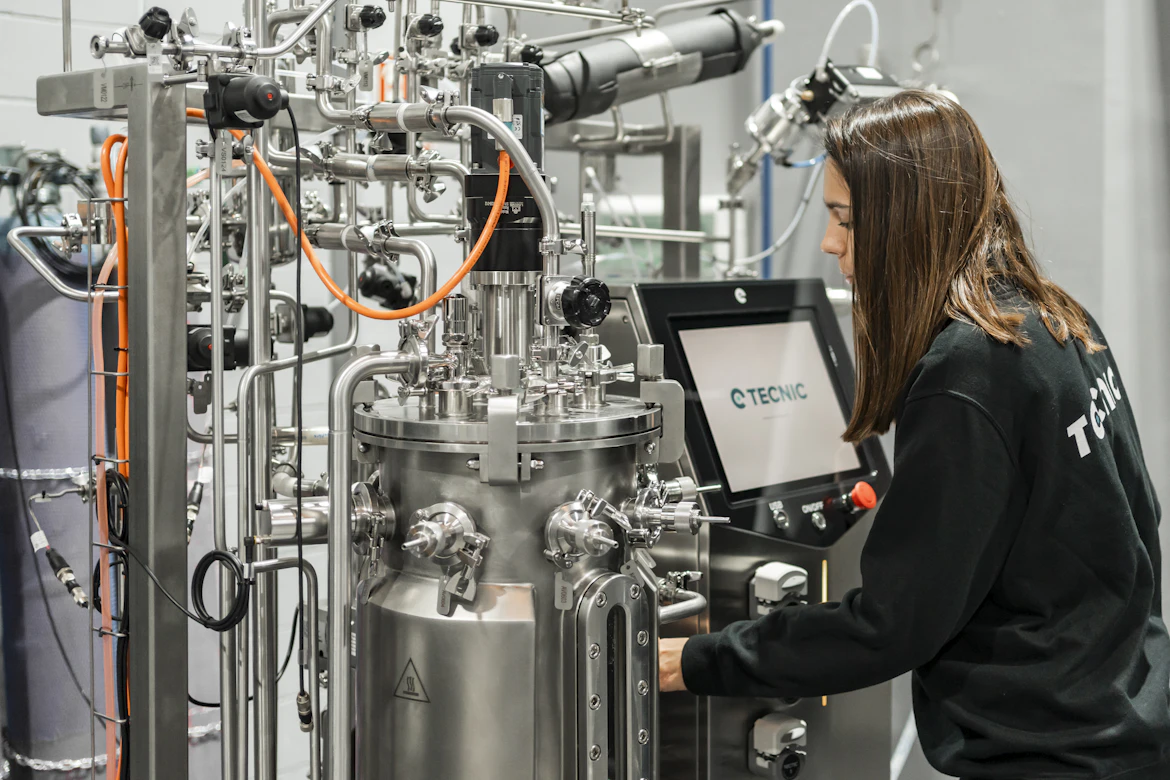 Engenheiro revisando relatório técnico de processo