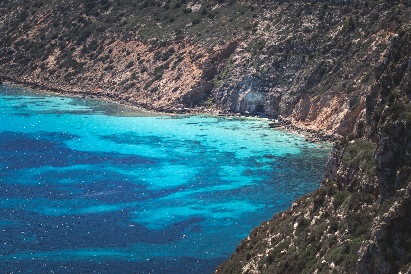 Turquoise water langs de rotskust van de Costa Brava