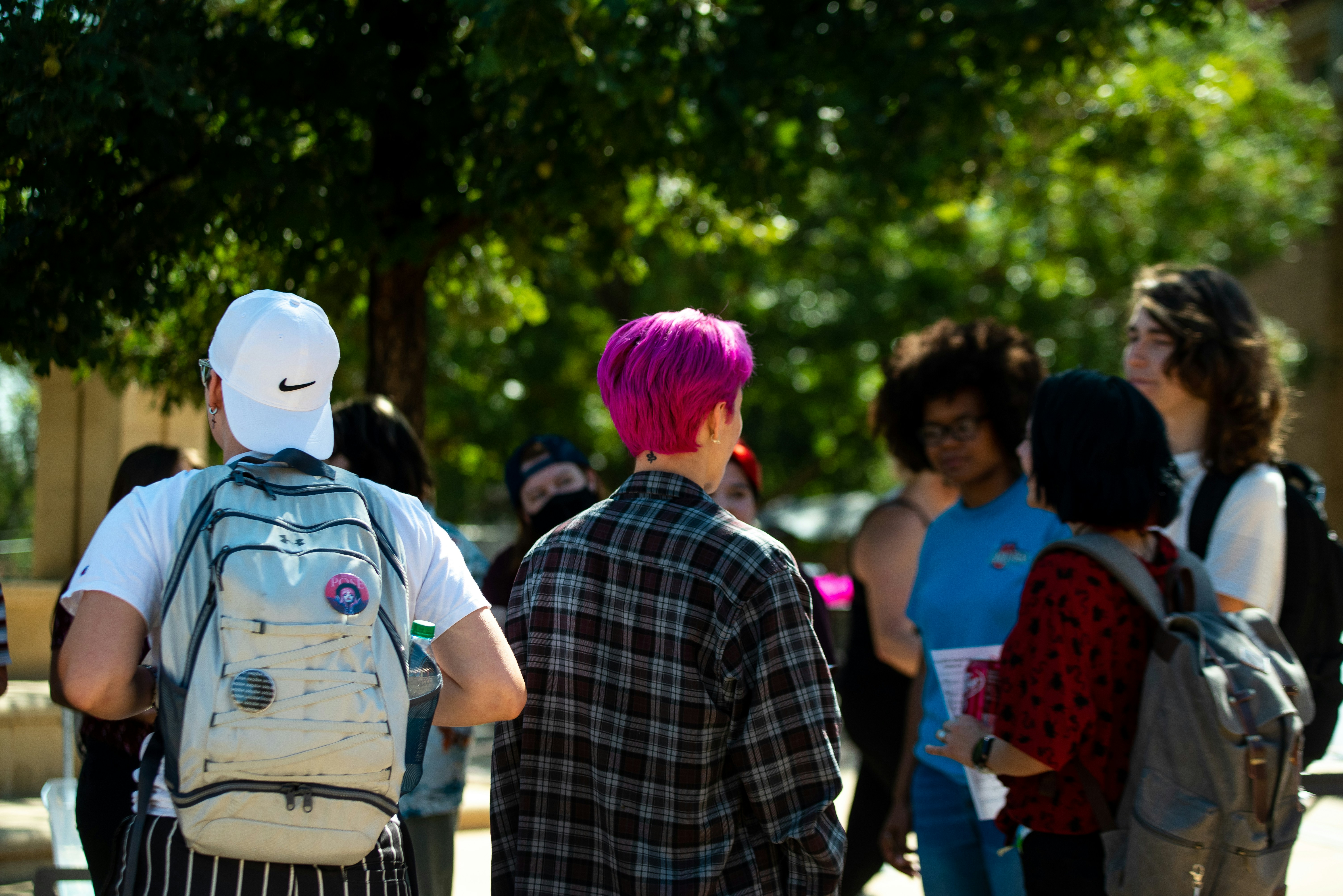 Soziale Medien, Universität und Echokammern (Level B2) — A group of students are gathering outdoors.