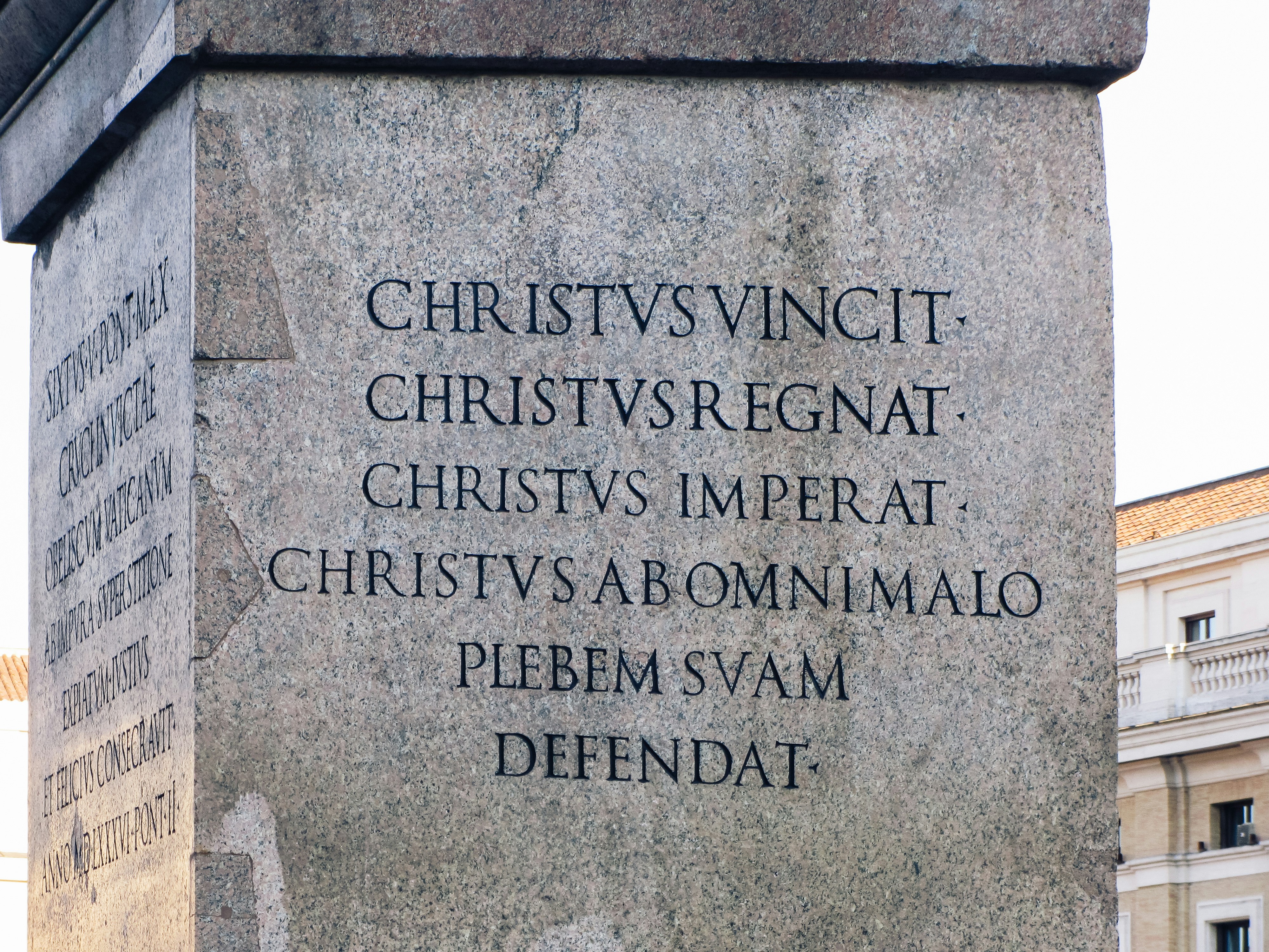 Inscription latine louant la victoire, le règne et le règne du Christ.