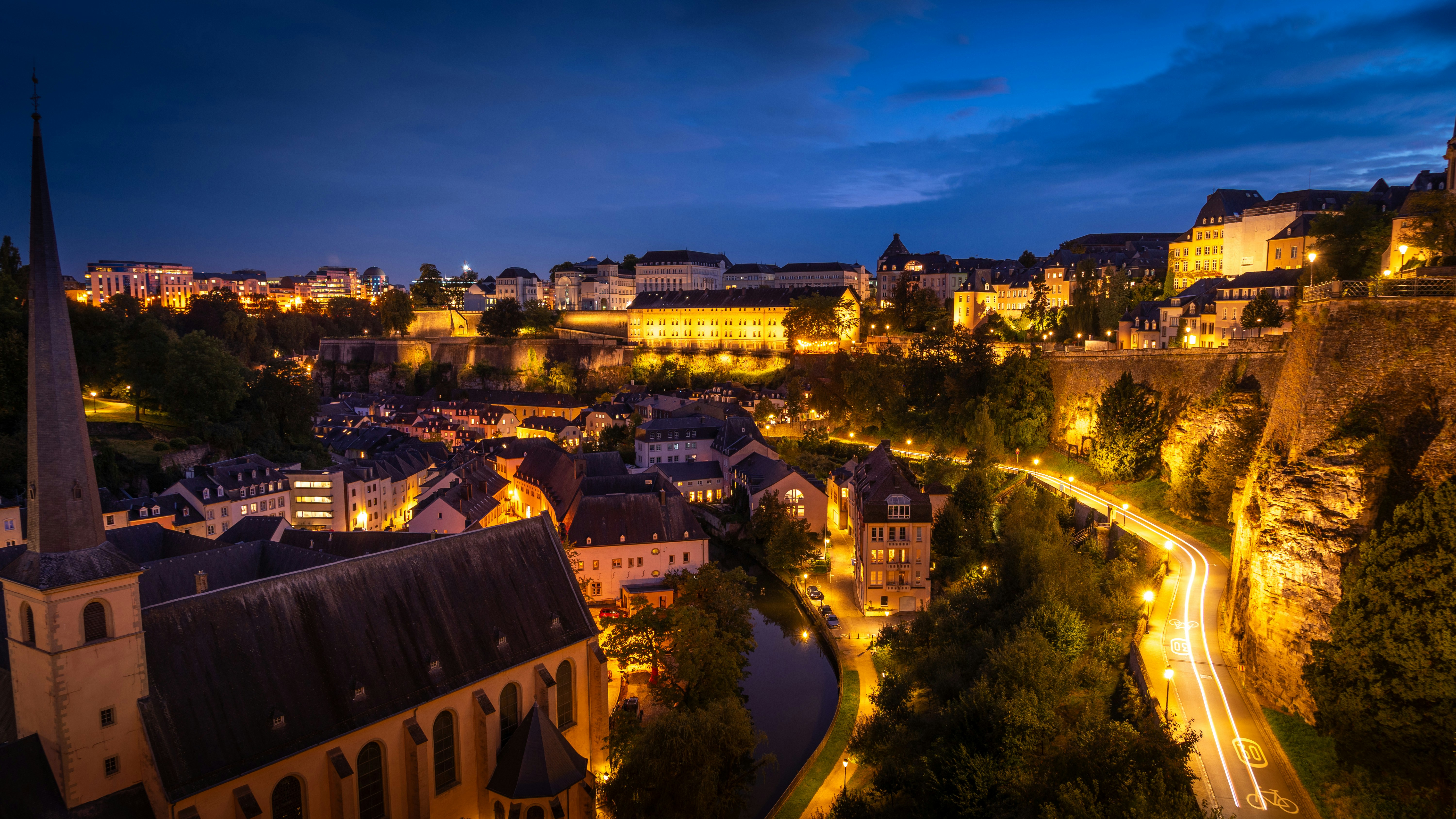 La ville de Luxembourg brille la nuit.