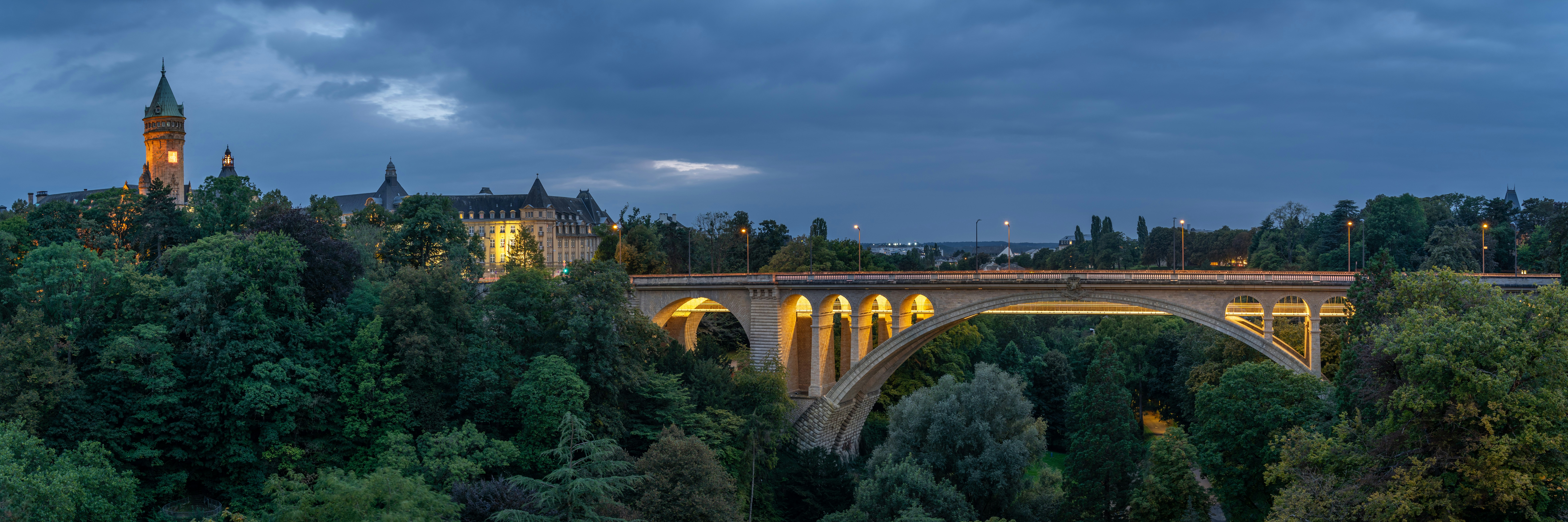 Un pont et des bâtiments sont vus au crépuscule.