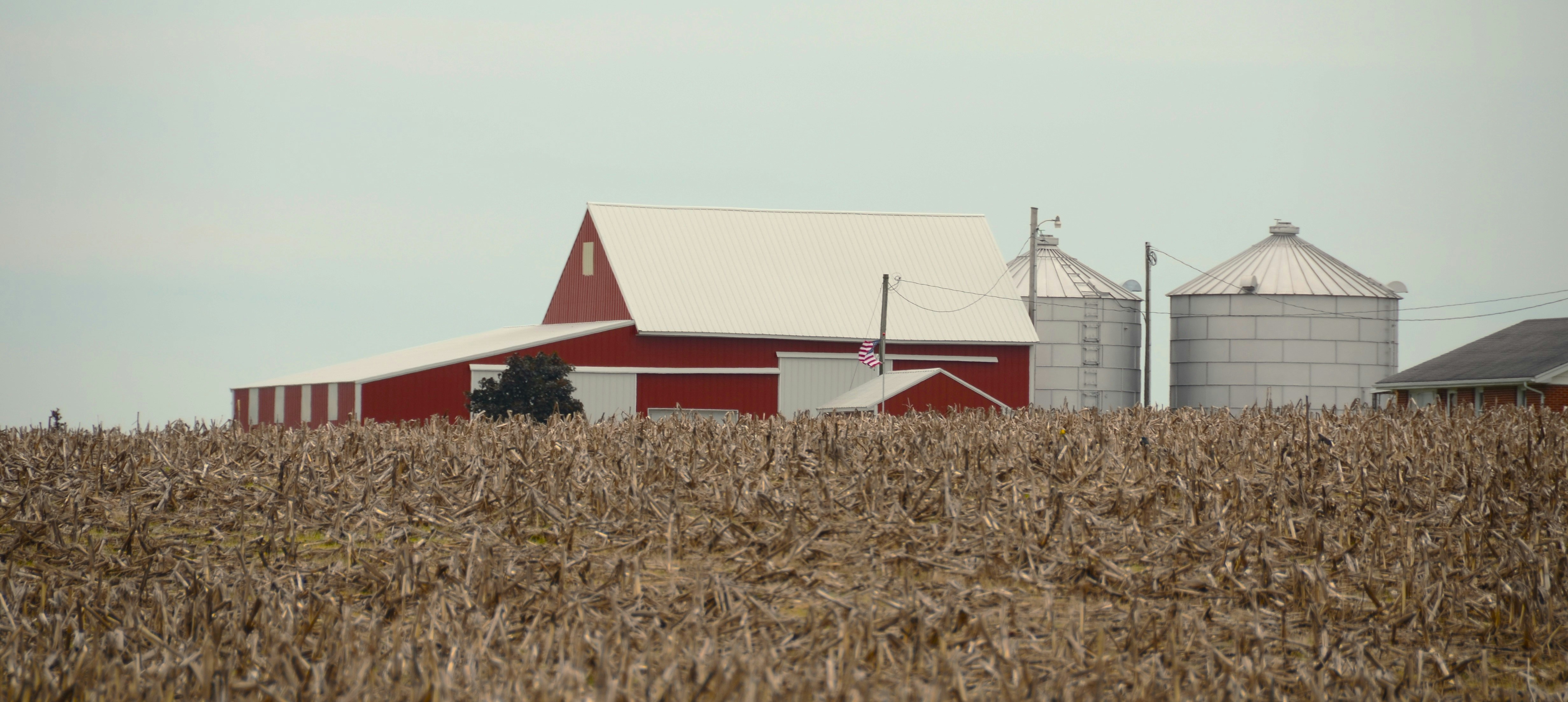 Un granero rojo y silos en una granja. foto – Imagen de Humano gratuita en  Unsplash, image size:3000x1343