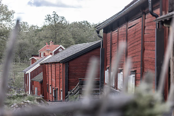 Röda trähus på landet